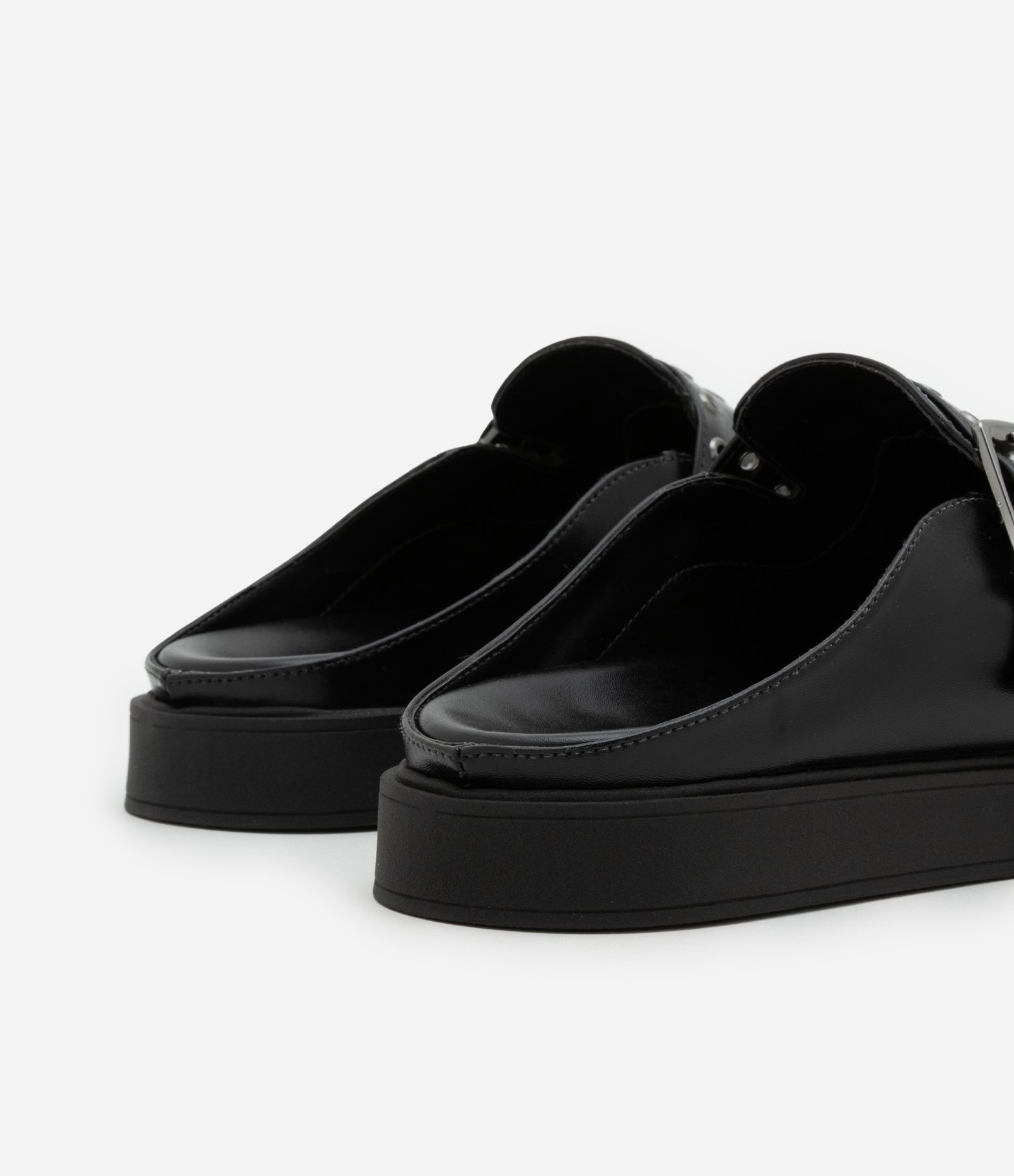 Sapato Clog com Sola Alta e Detalhe de Tira com Ilhós e Fivela Preto 3