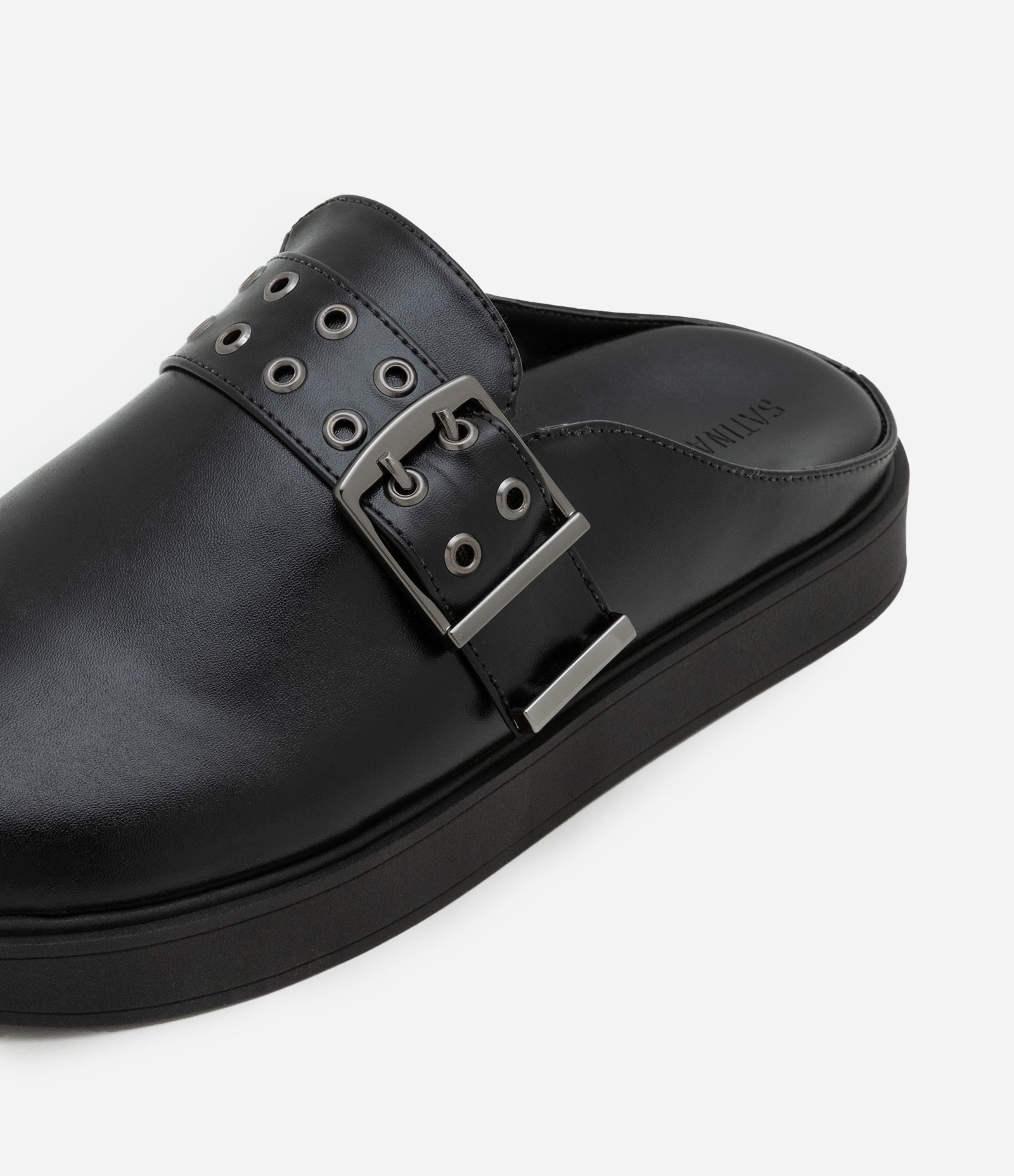 Sapato Clog com Sola Alta e Detalhe de Tira com Ilhós e Fivela Preto 4