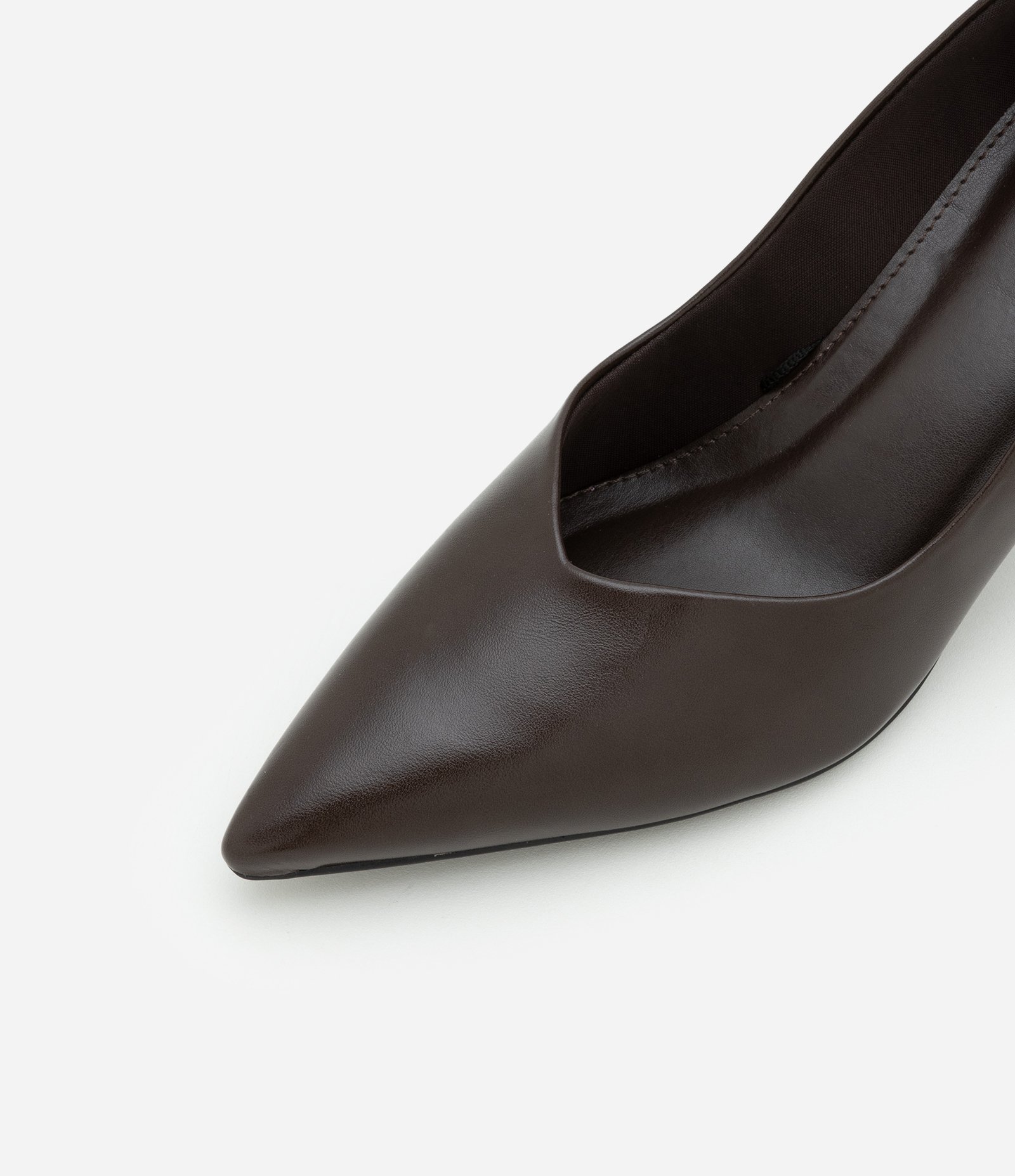 Sapato Scarpin em PU com Salto Médio Marrom 6