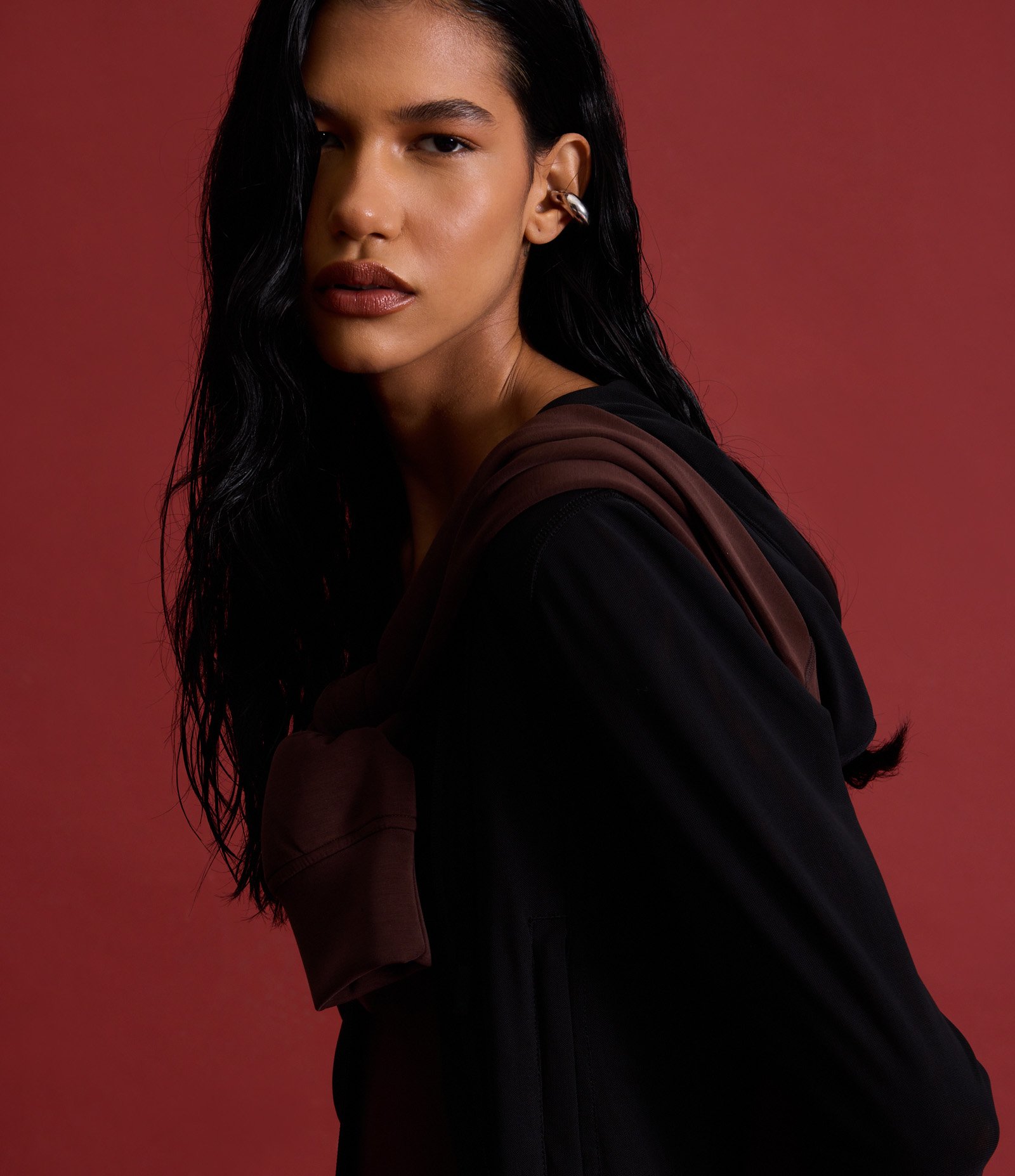 Jaqueta Esportiva em Microfibra com Capuz e Recorte em Tule Preto 2