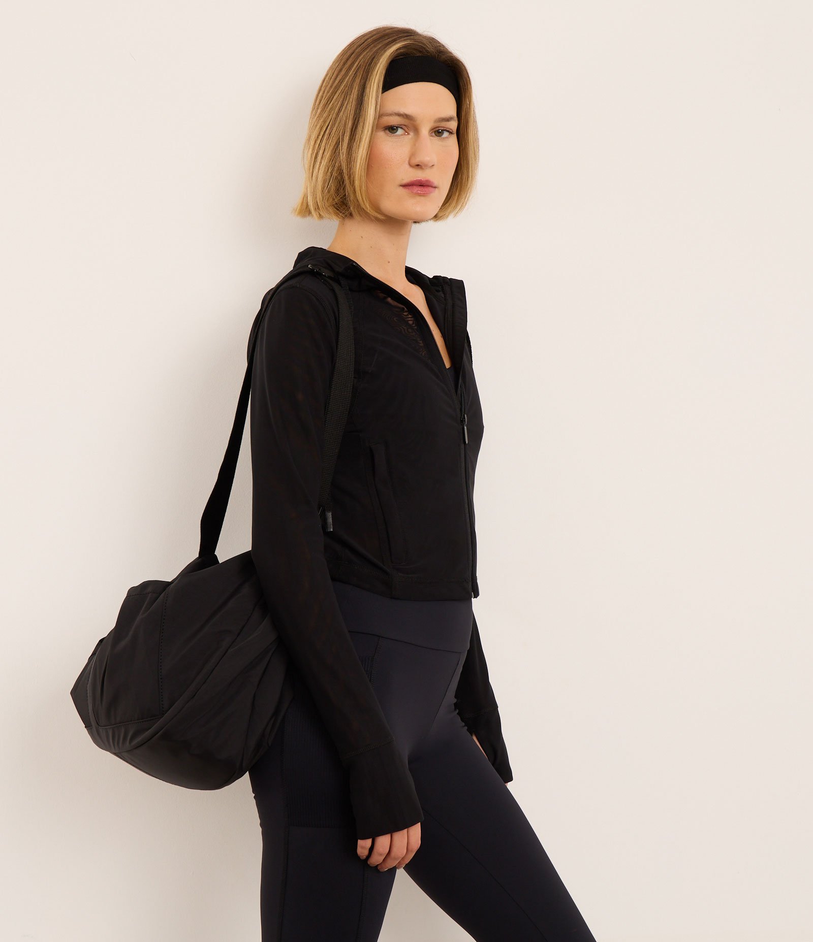 Jaqueta Esportiva em Microfibra com Capuz e Recorte em Tule Preto 3