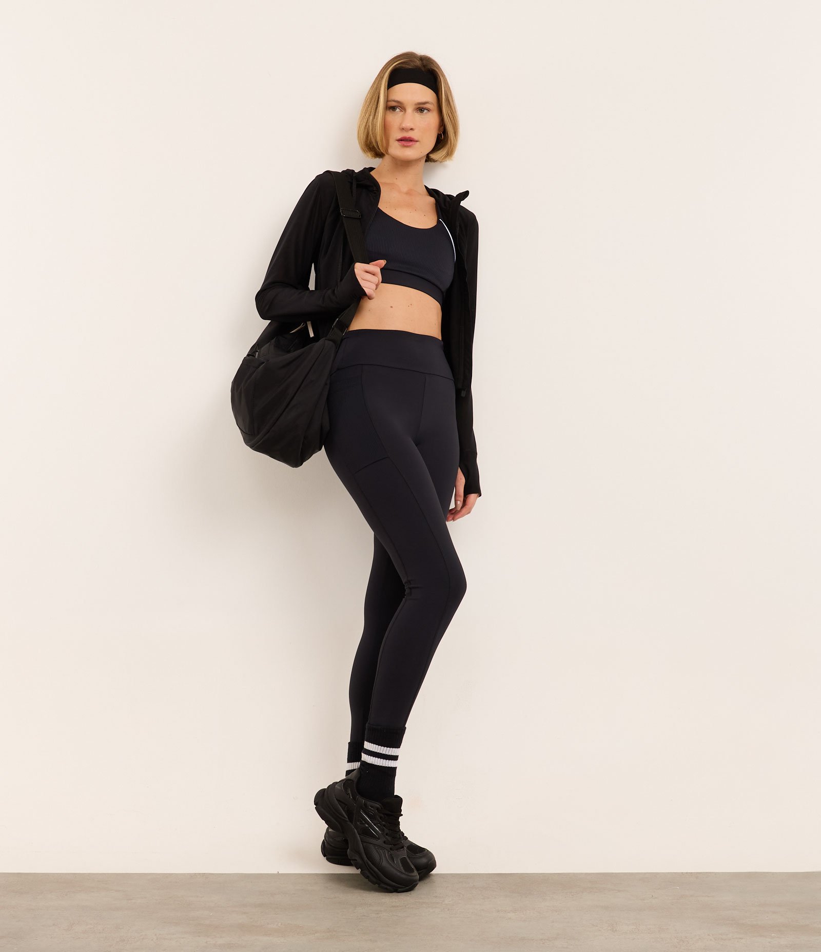 Jaqueta Esportiva em Microfibra com Capuz e Recorte em Tule Preto 5