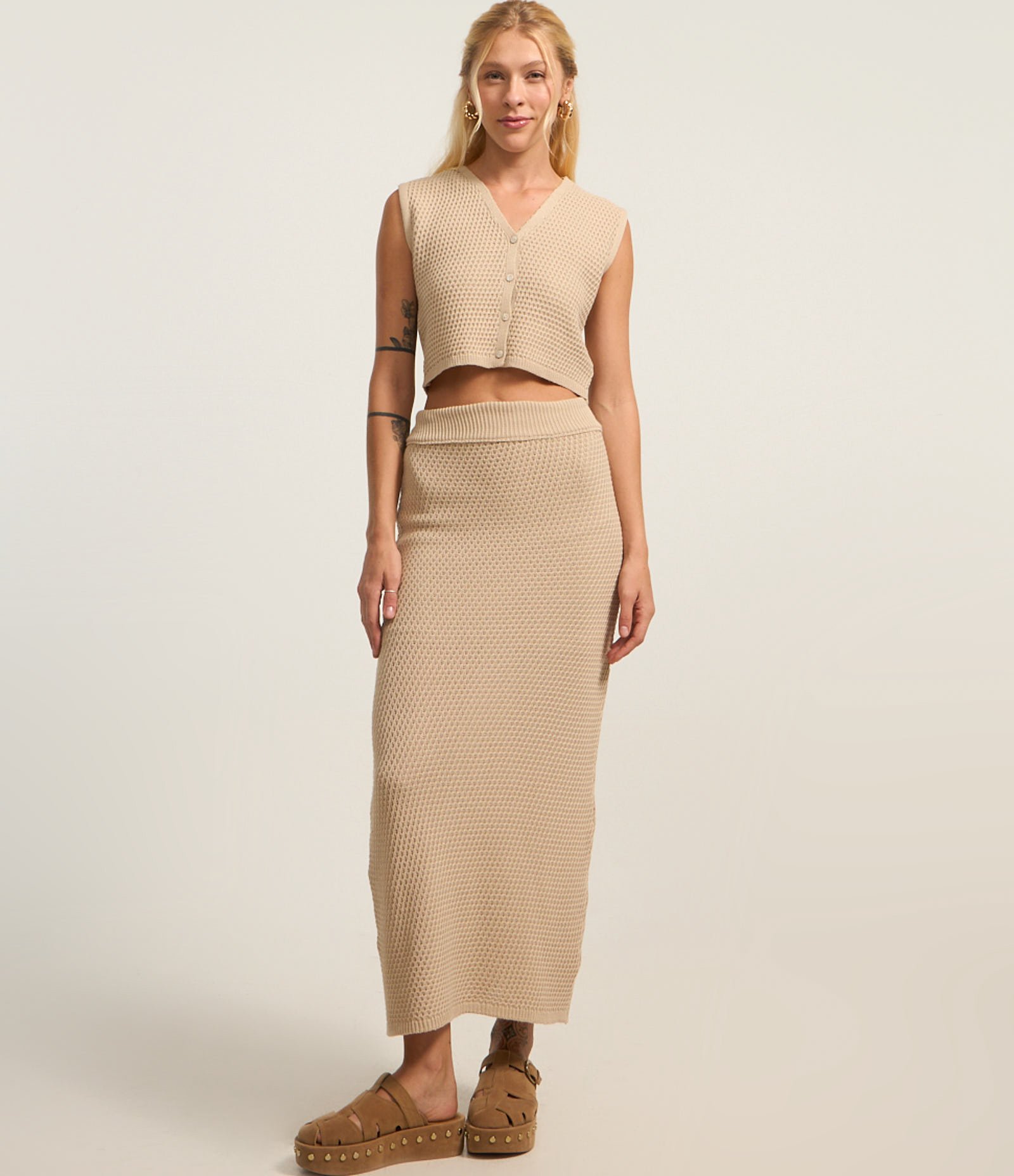 Colete Cropped em Tricô com Ponto Diferenciado Bege 2