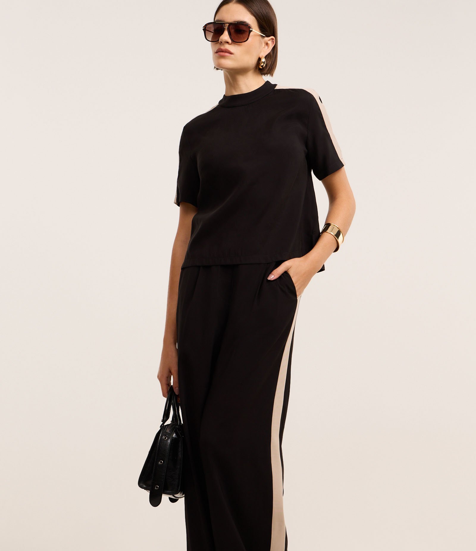 Calça Reta em Viscose com Amarração e Lateral Contrastante Preto 2