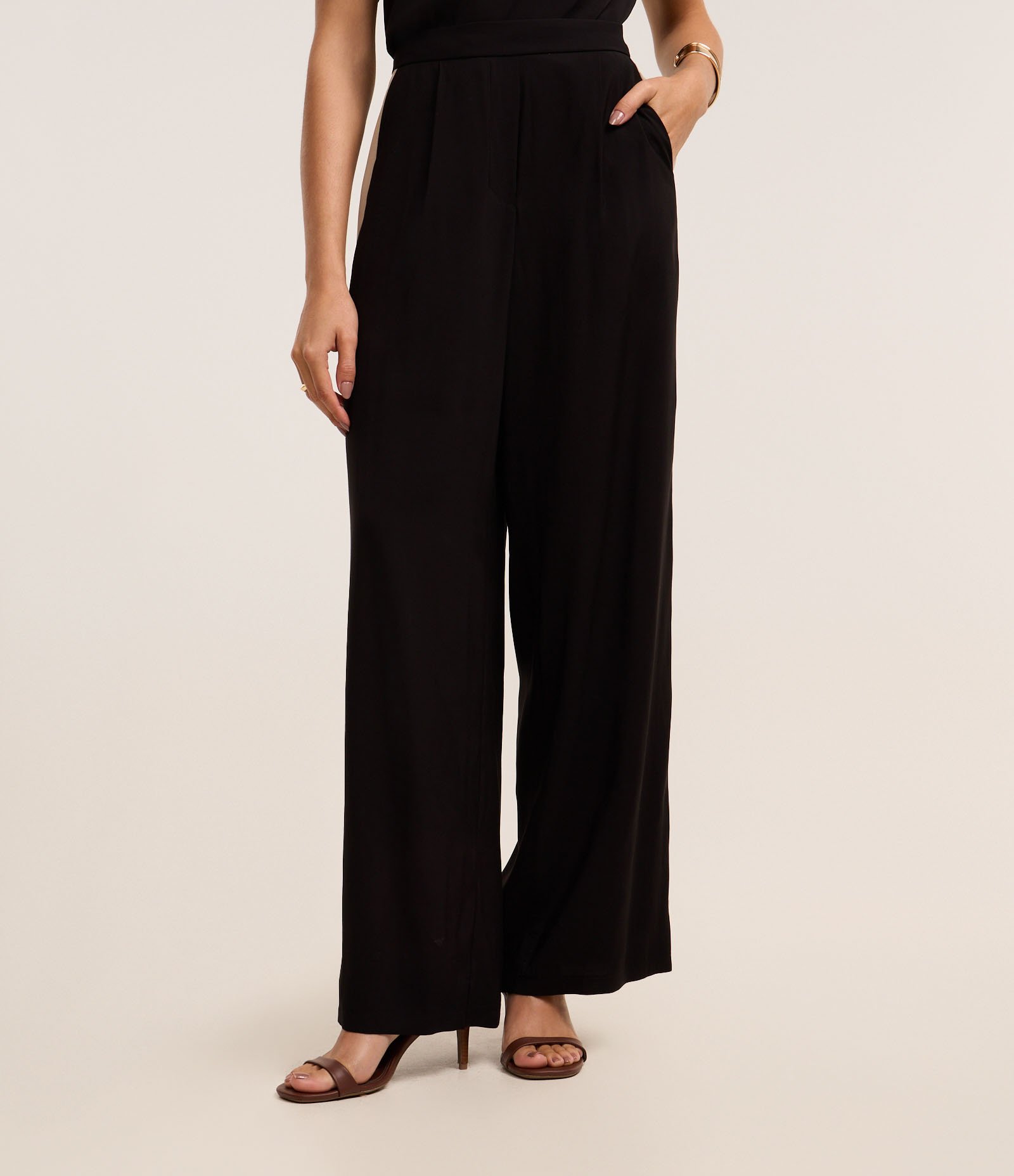 Calça Reta em Viscose com Amarração e Lateral Contrastante Preto 3