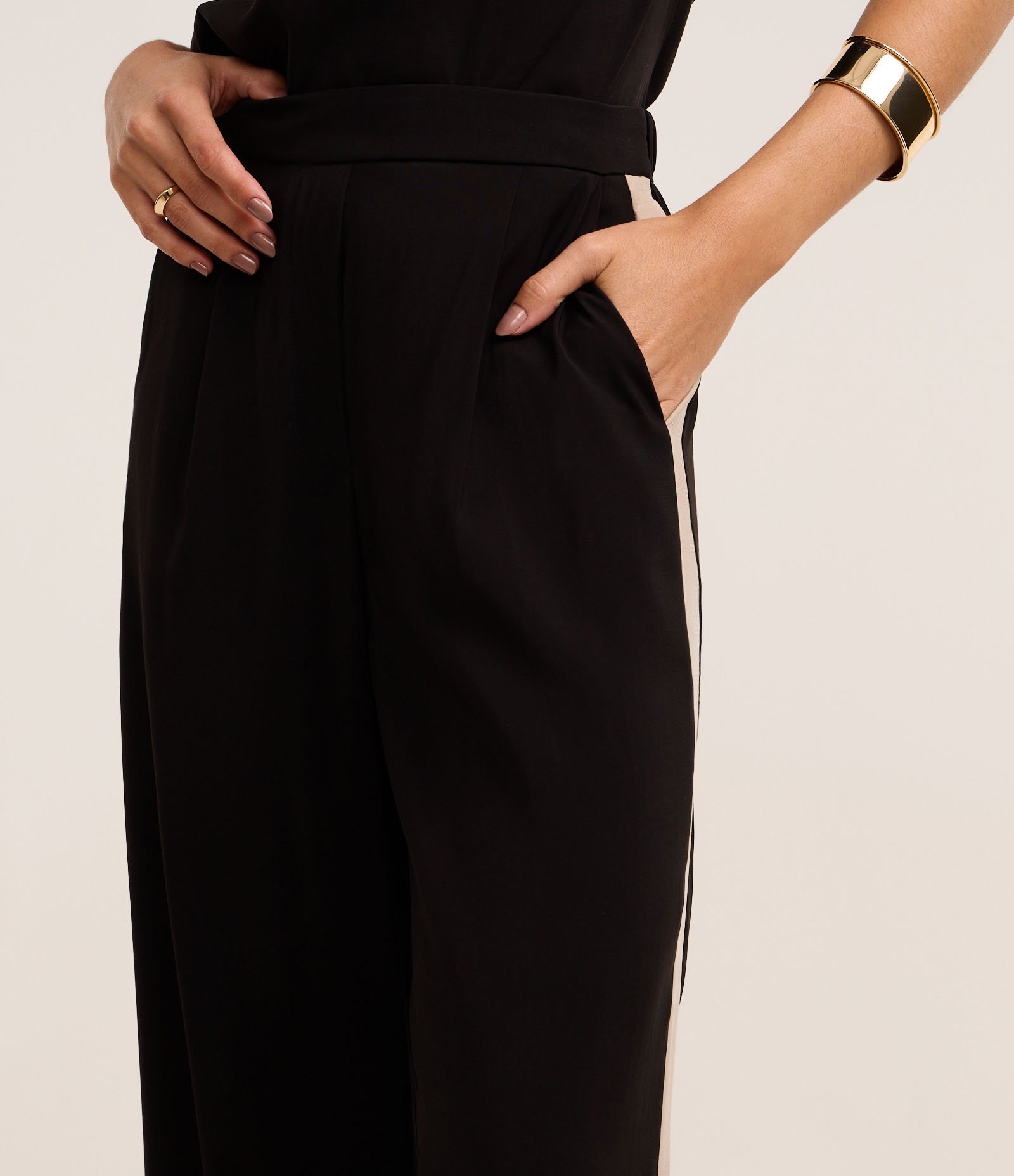 Calça Reta em Viscose com Amarração e Lateral Contrastante Preto 4