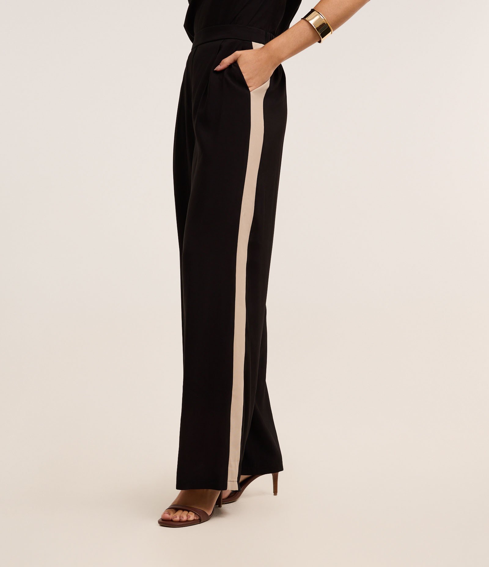 Calça Reta em Viscose com Amarração e Lateral Contrastante Preto 6