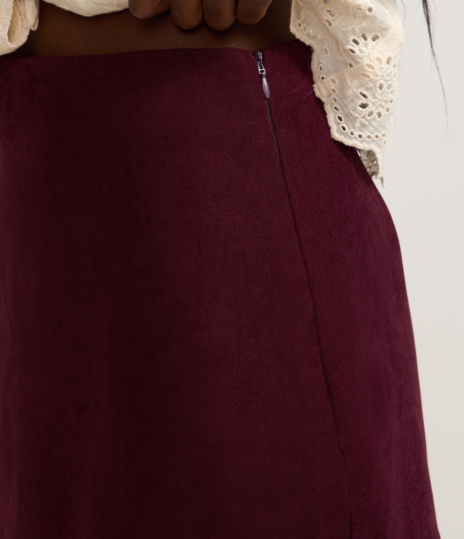 Saia Curta em Suedine com Cintura Média Bordô 4