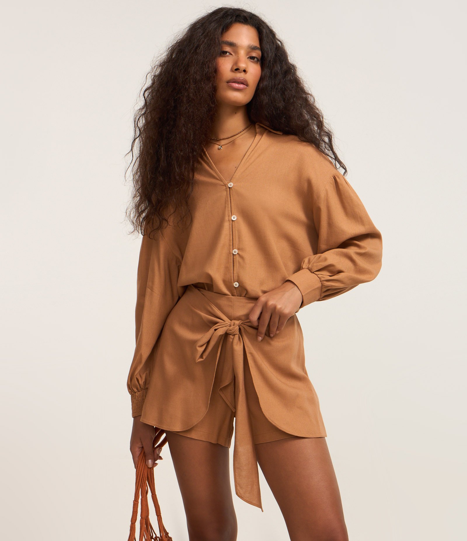 Short Saia em Viscose e Linho com Amarração Frontal Bege 2