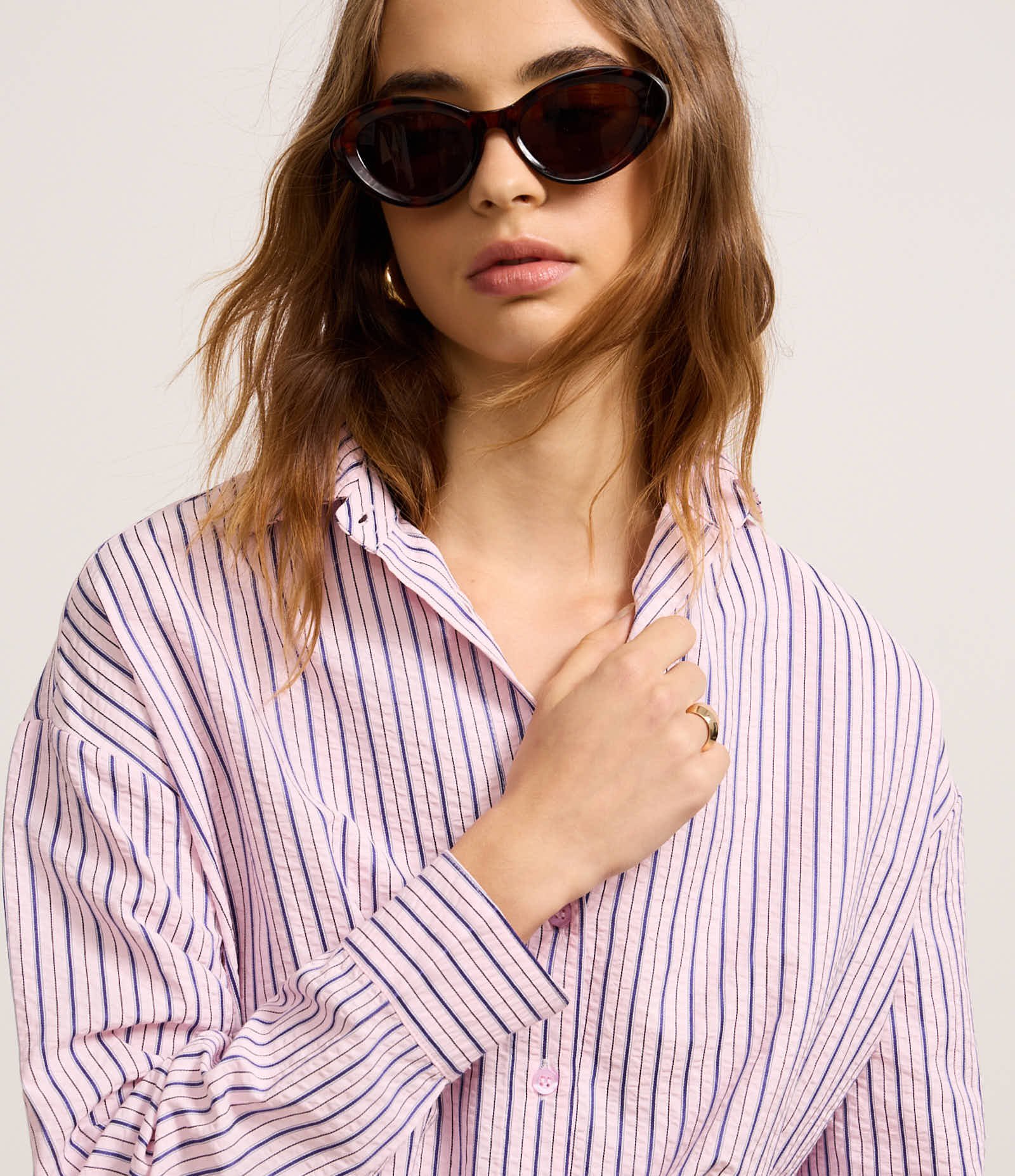 Camisa Oversized em Anarruga Listrada com Fio Tinto Rosa 3