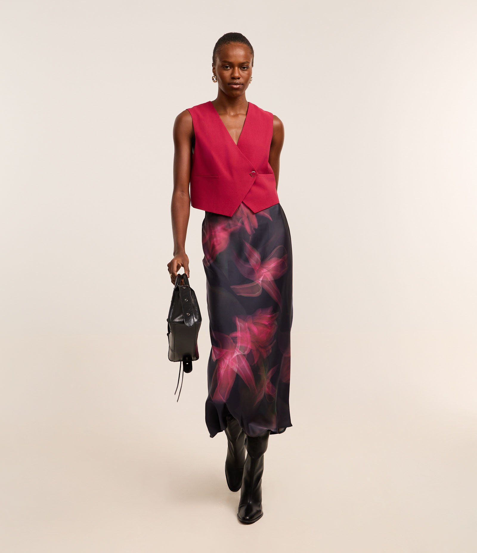 Saia Evasê Midi Acetinada com Estampa Floral Blur Preto/Vermelho 1