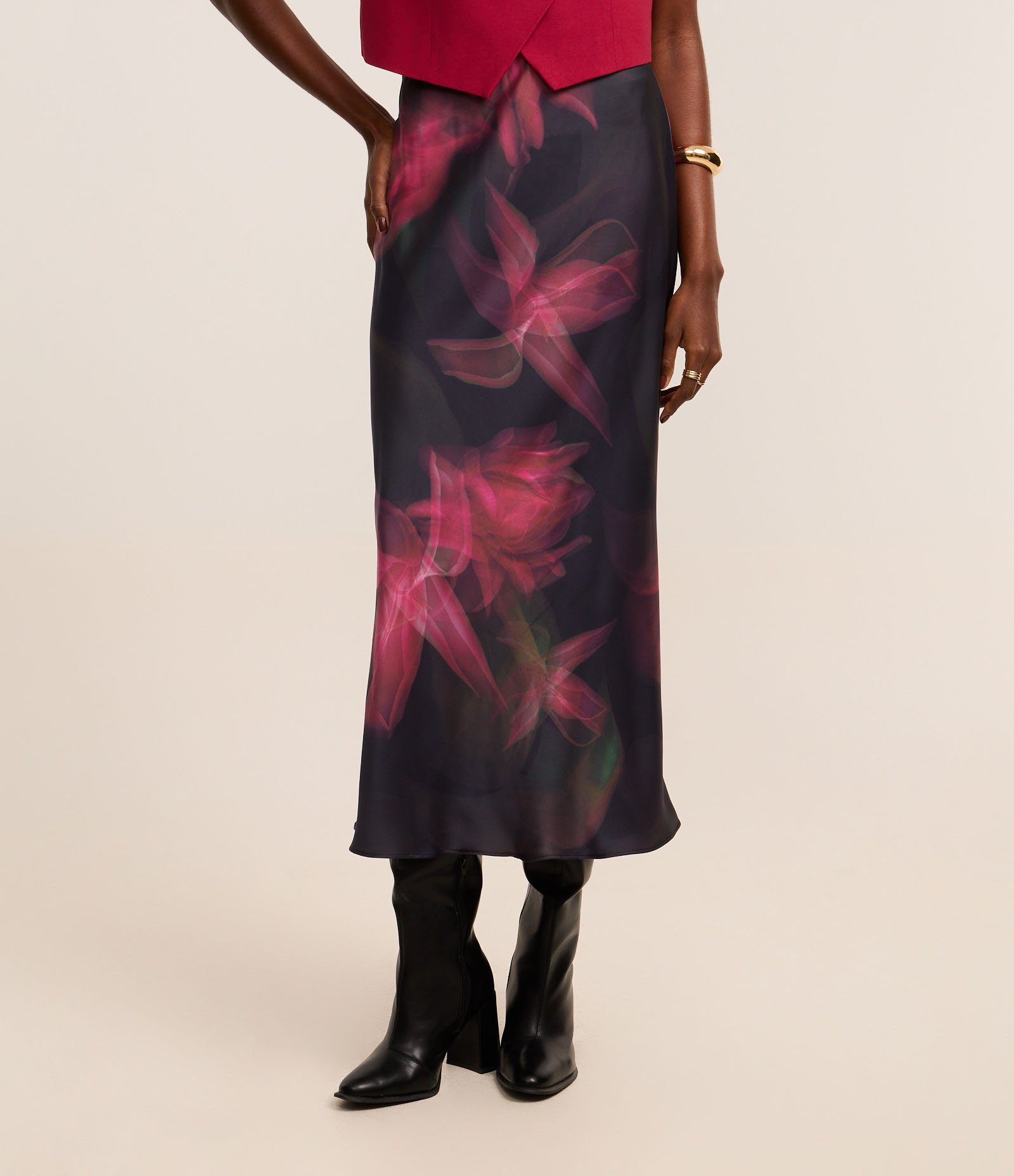 Saia Evasê Midi Acetinada com Estampa Floral Blur Preto/Vermelho 3