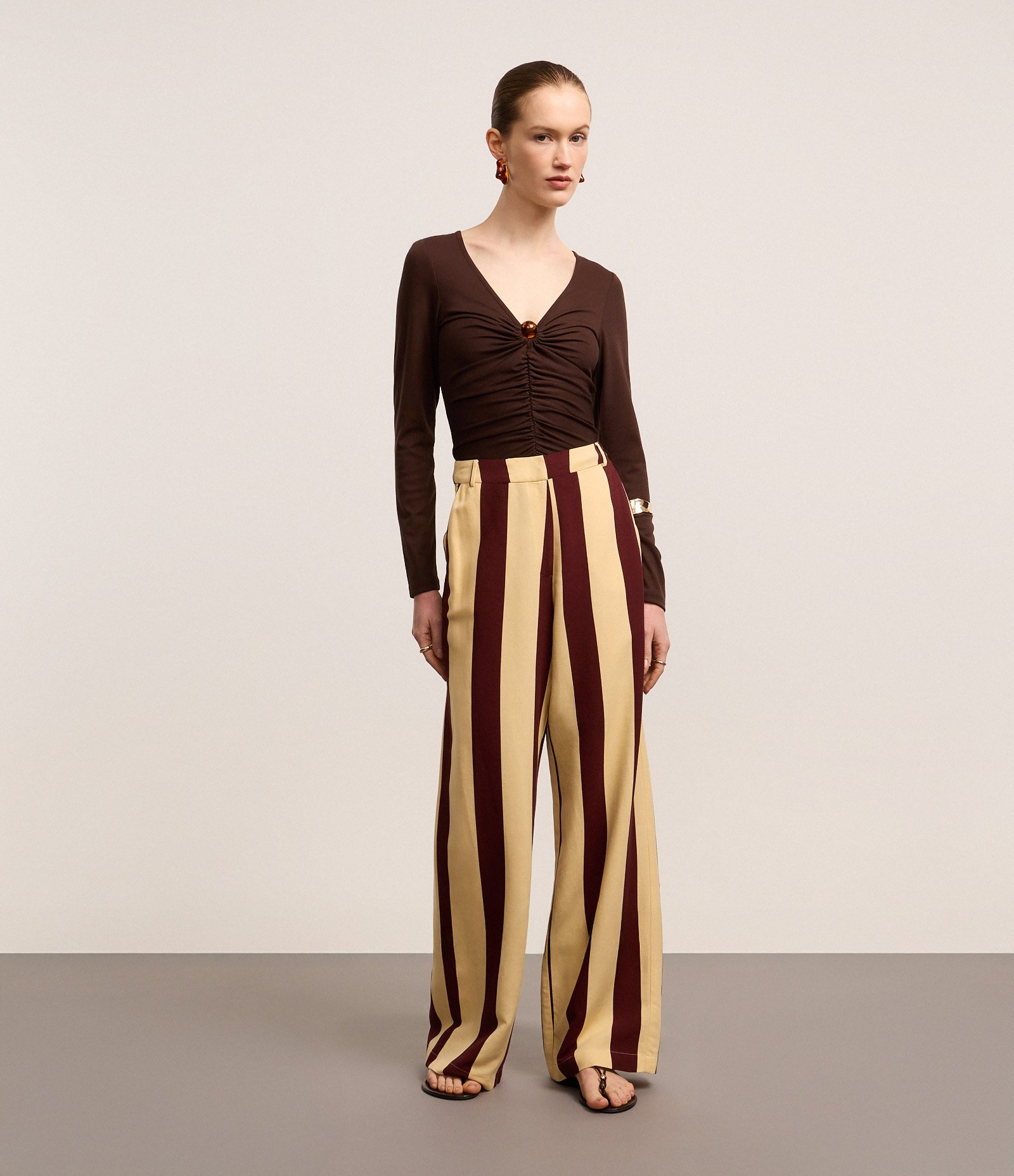 Blusa Canelada em Ribana com Miçanga no Decote V Marrom 2