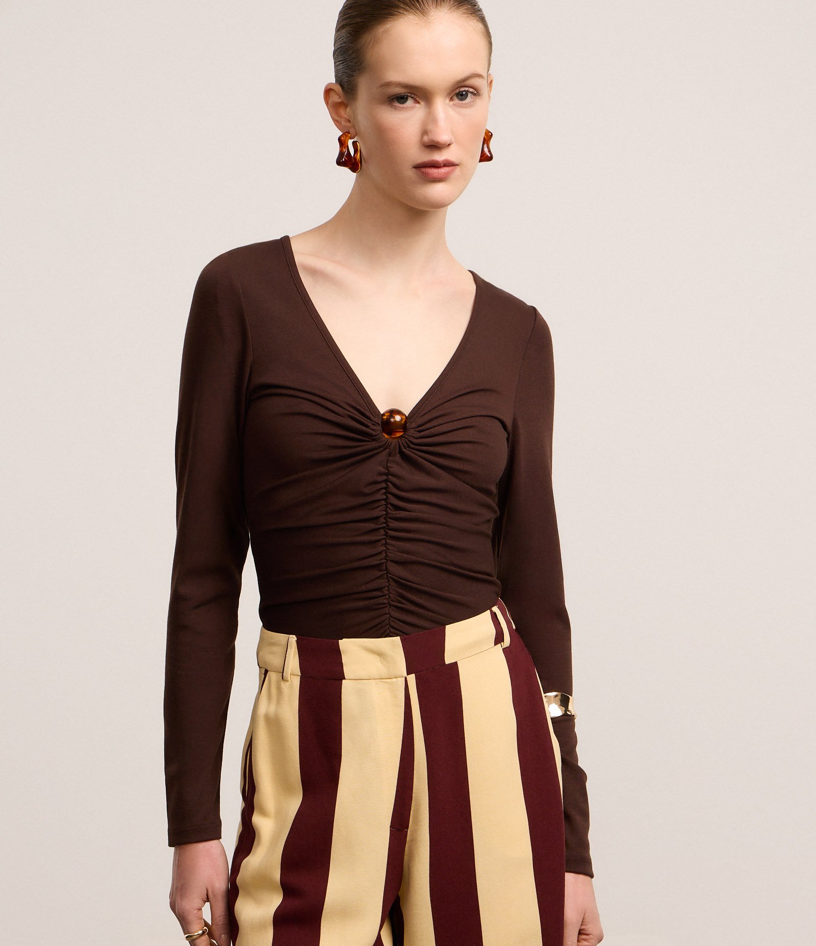 Blusa Canelada em Ribana com Miçanga no Decote V Marrom 4