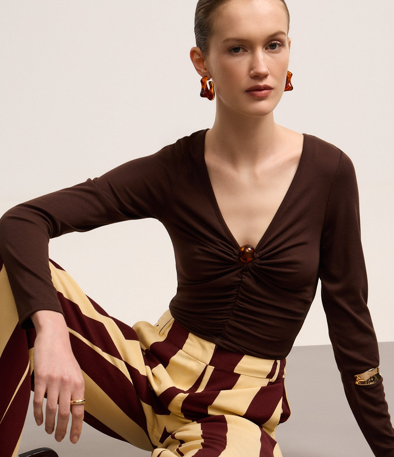 Blusa Canelada em Ribana com Miçanga no Decote V Marrom 5