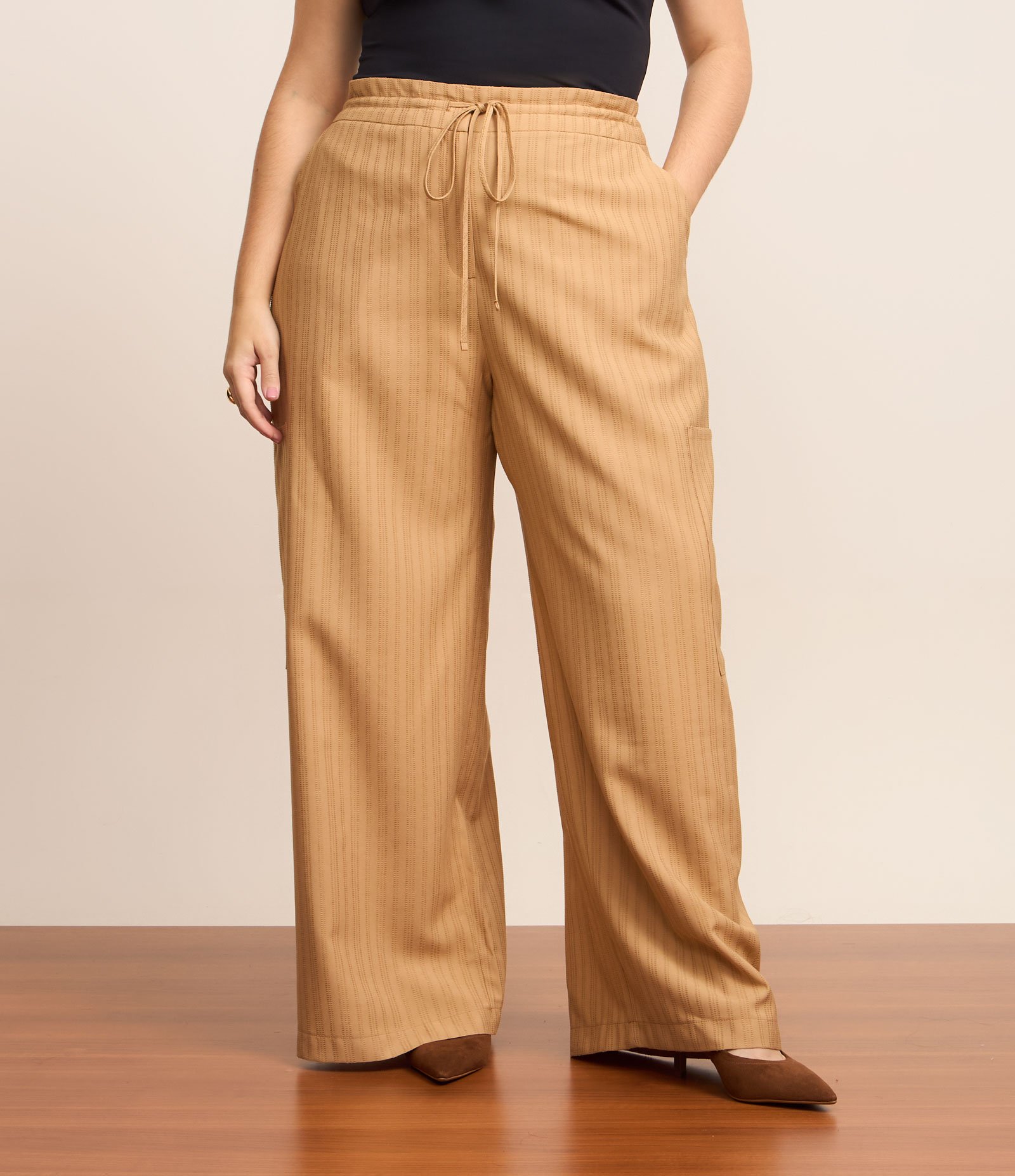 Calça Wide Leg Alfaiataria com Amarração Curve & Plus Size Bege Caramelo 2