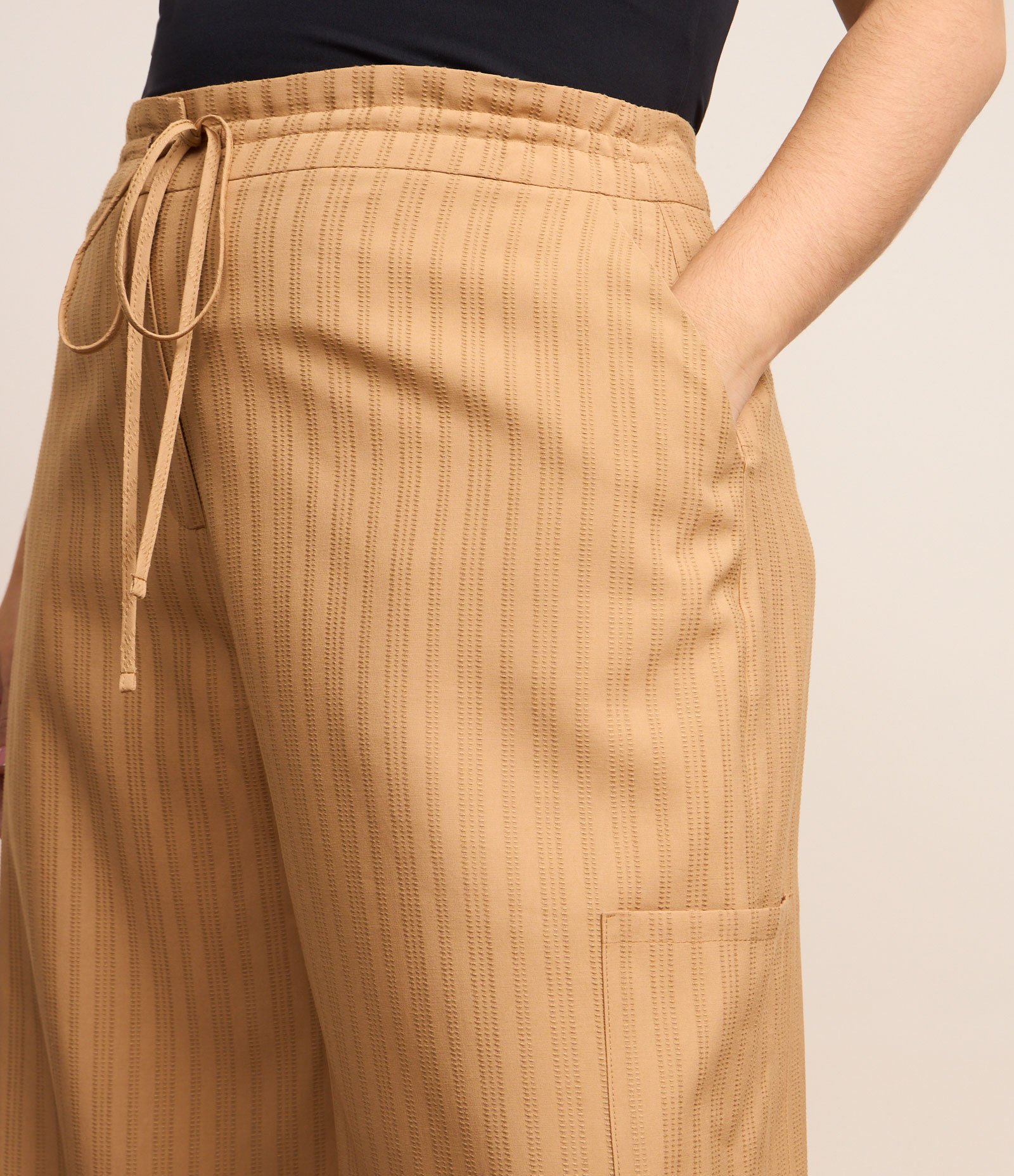 Calça Wide Leg Alfaiataria com Amarração Curve & Plus Size Bege Caramelo 3