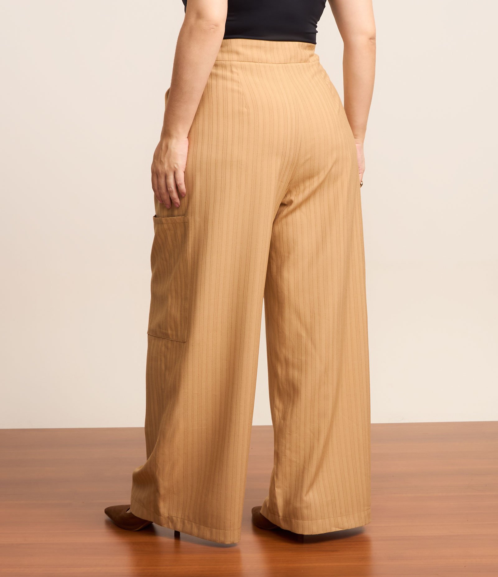 Calça Wide Leg Alfaiataria com Amarração Curve & Plus Size Bege Caramelo 4