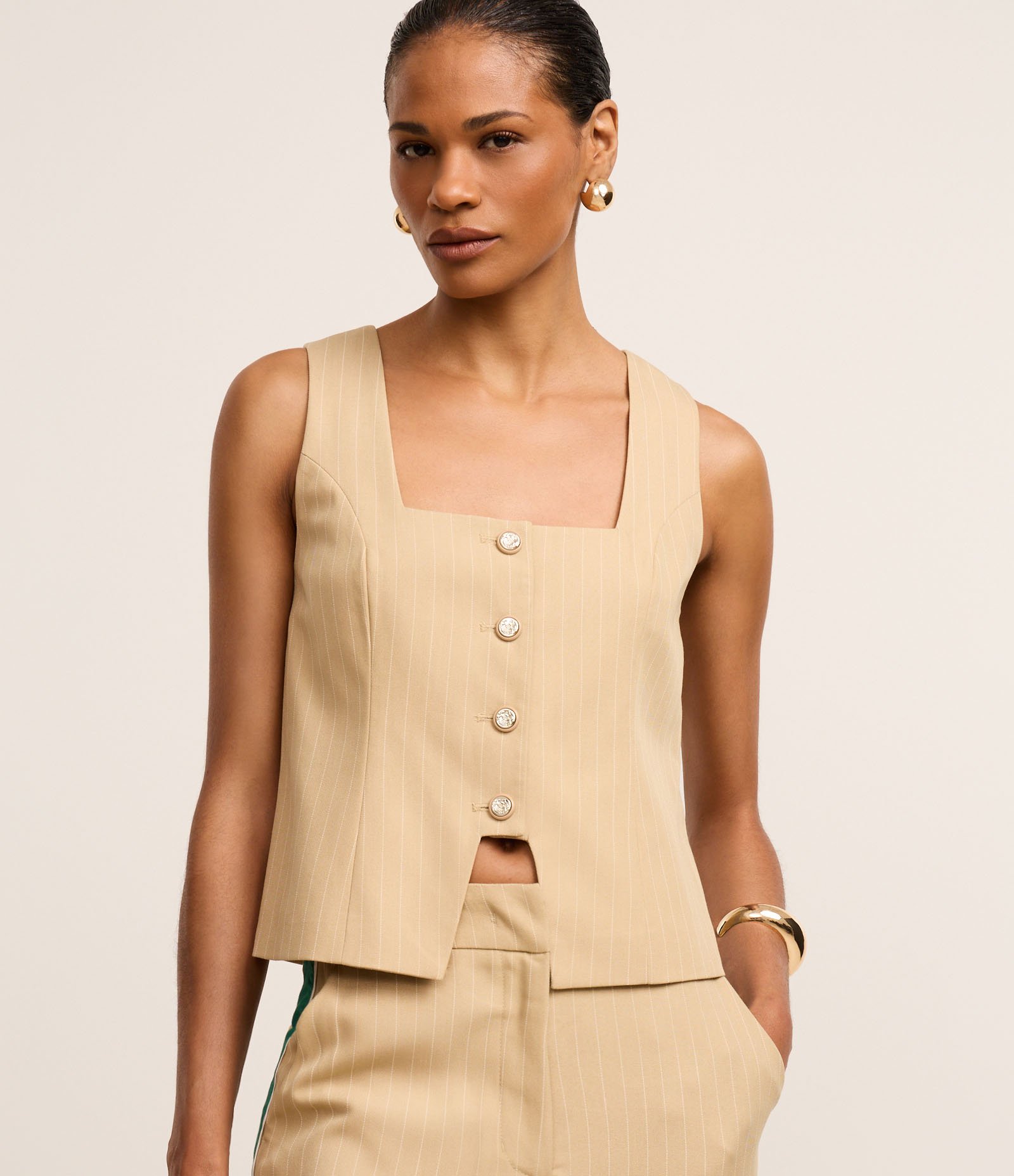 Colete Alfaiatado com Barra Recortada e Riscas de Giz Bege 1