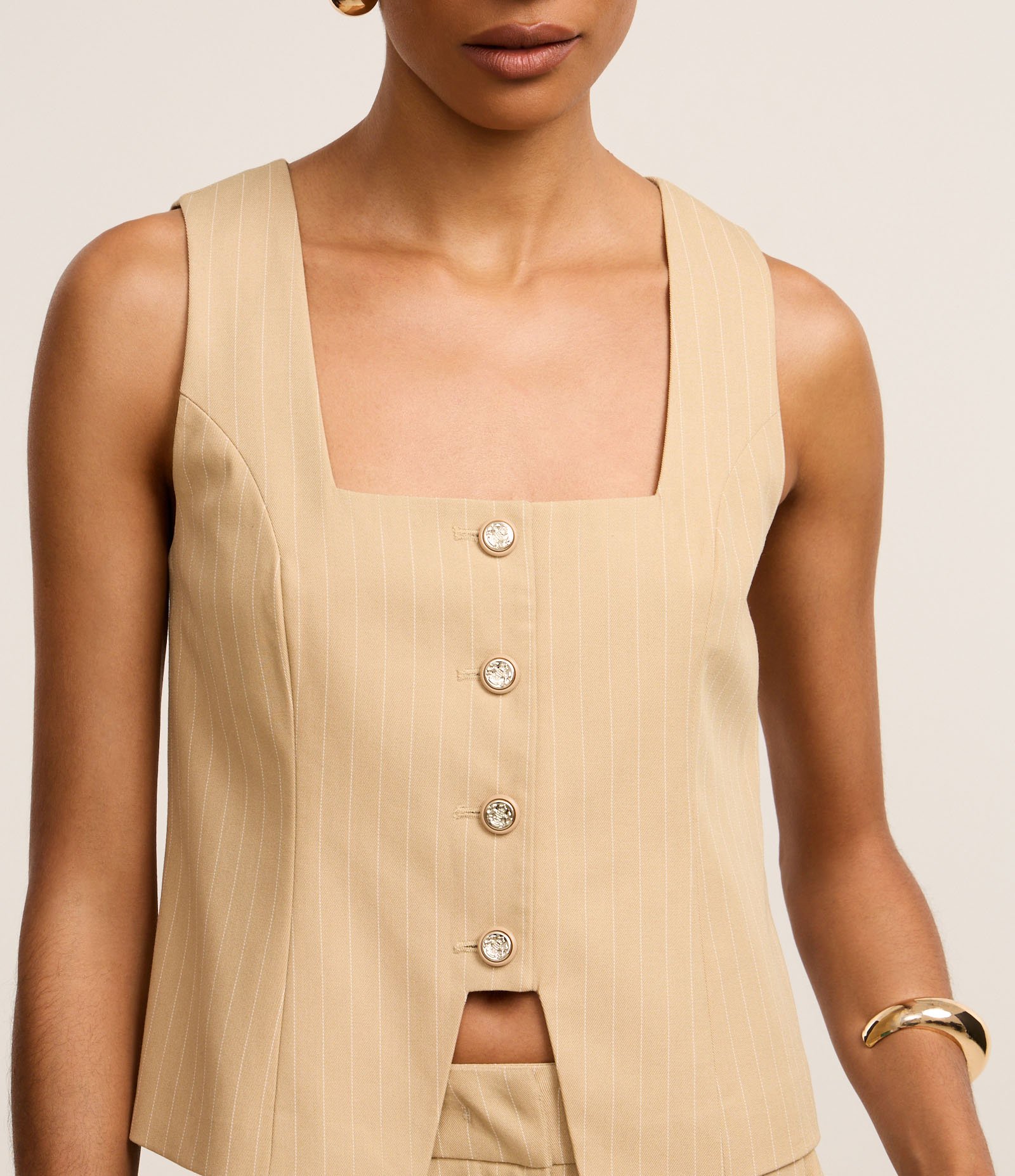 Colete Alfaiatado com Barra Recortada e Riscas de Giz Bege 4