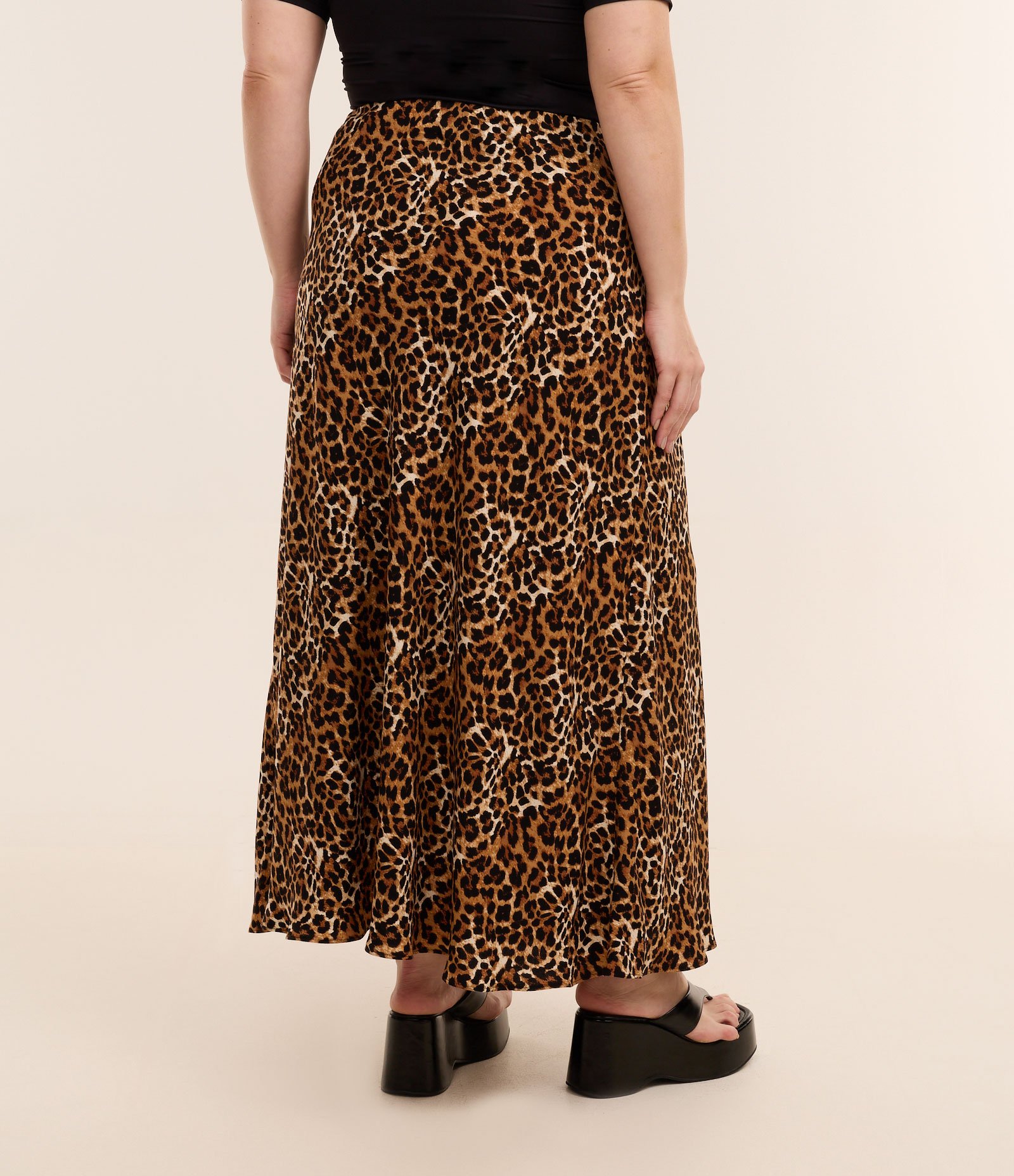 Saia Longa em Crepe com Animal Print Curve & Plus Size Marrom 3