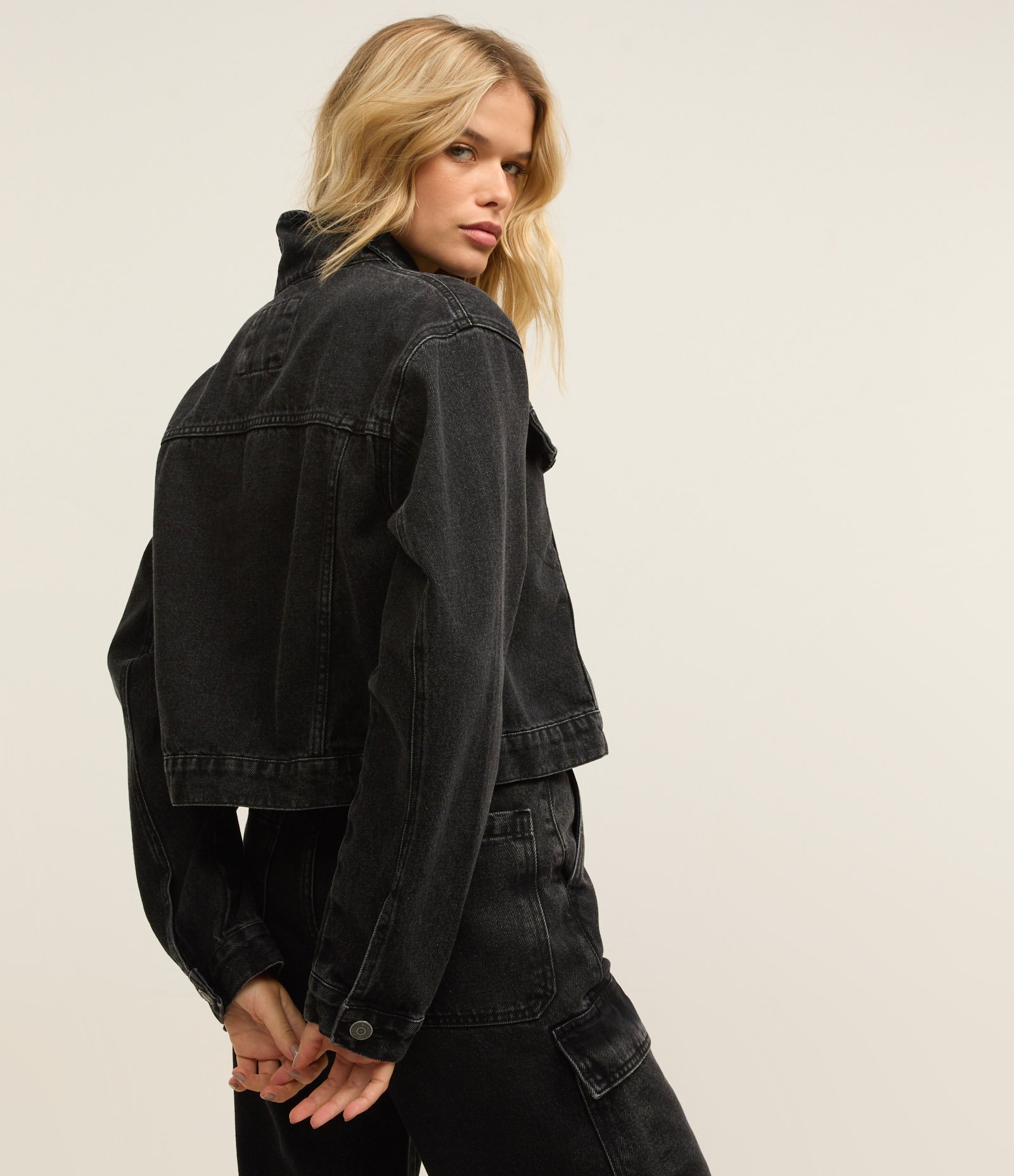 Jaqueta Regular em Jeans com Botões Preto 3