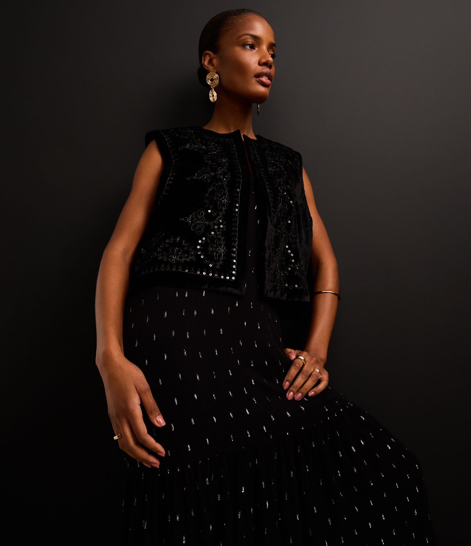 Vestido Evasê Midi em Chalis com Decote V Estampado Preto 9