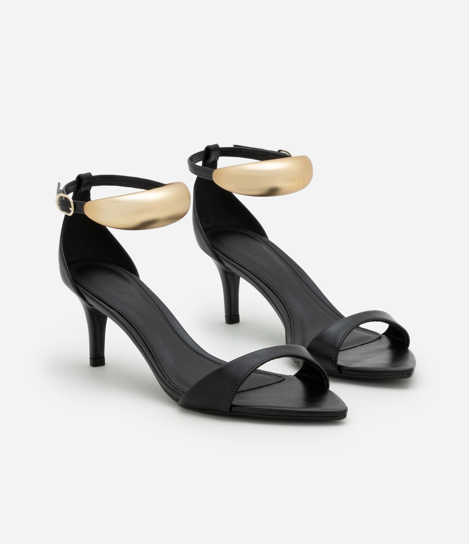 Sandália em PU com Detalhe de Metal Bold no Tornozelo Preto 2