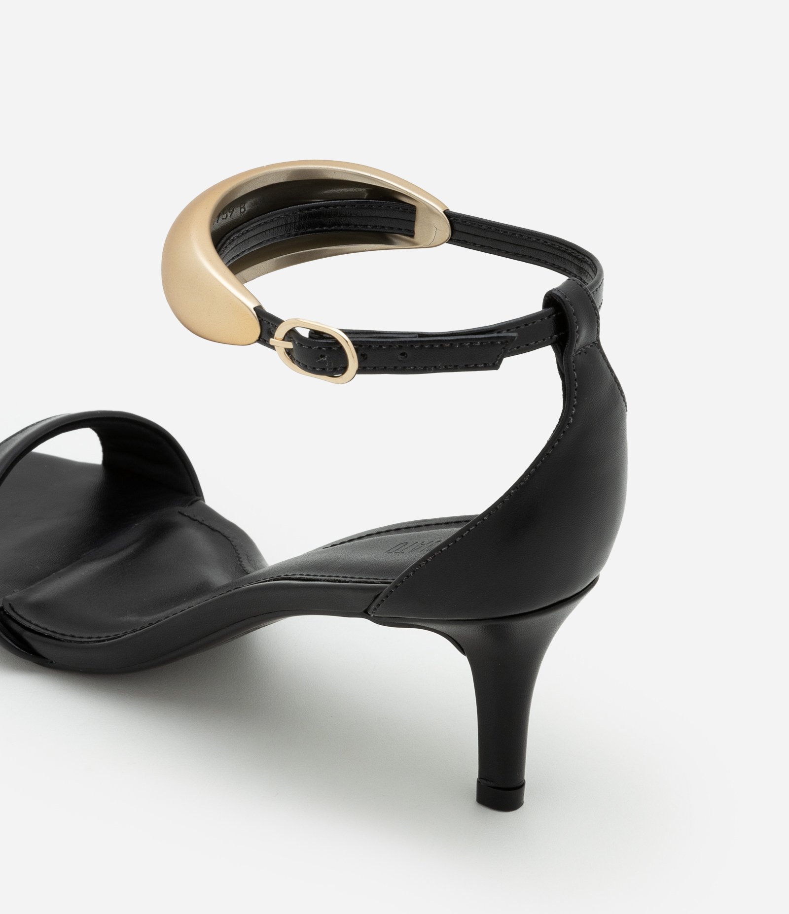 Sandália em PU com Detalhe de Metal Bold no Tornozelo Preto 3