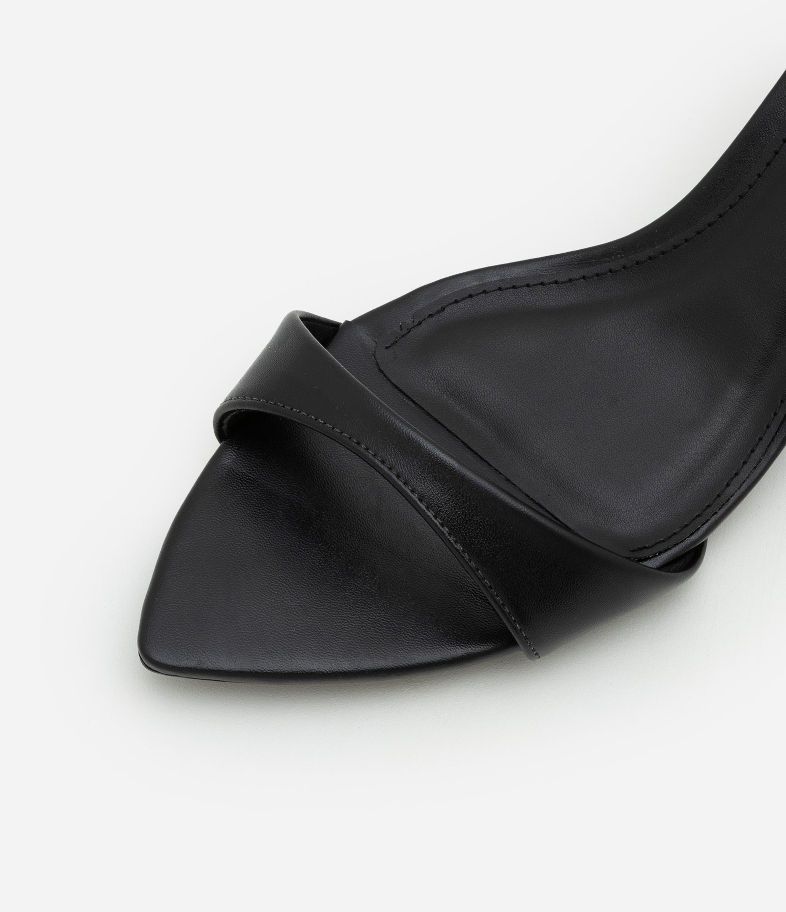 Sandália em PU com Detalhe de Metal Bold no Tornozelo Preto 4