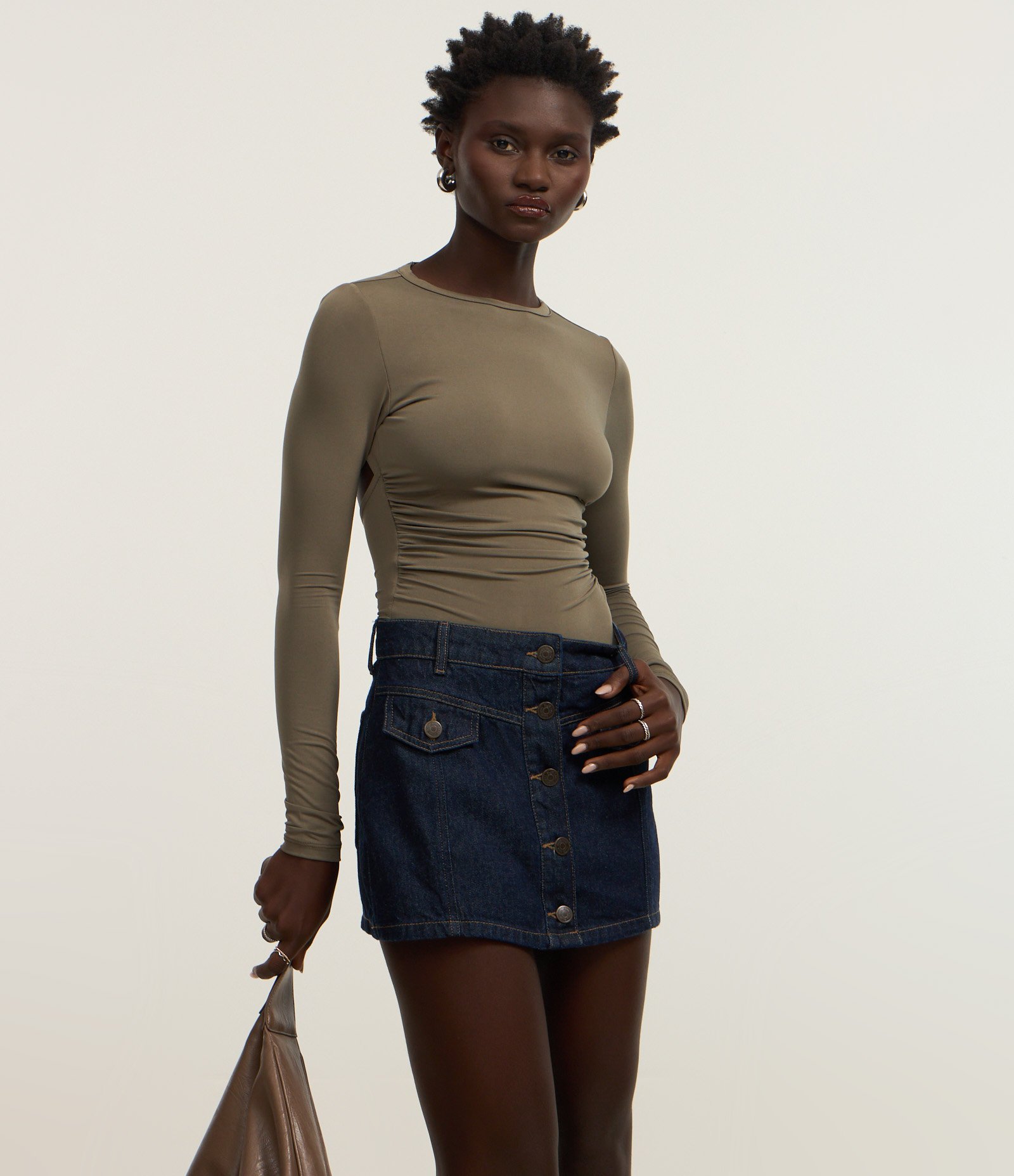 Short Saia em Jeans com Botões e Detalhe em Lapela Preto 2