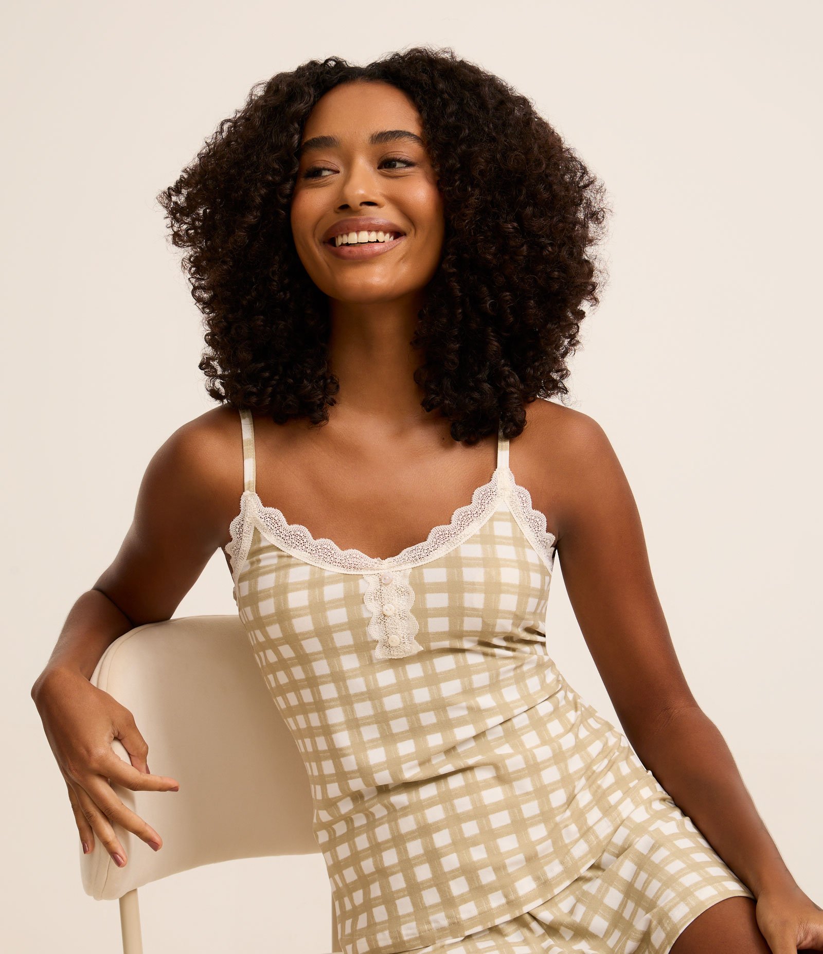 Pijama Short Doll em Peach Touch com Estampa Xadrez Vichy e Detalhe de Renda Verde 1