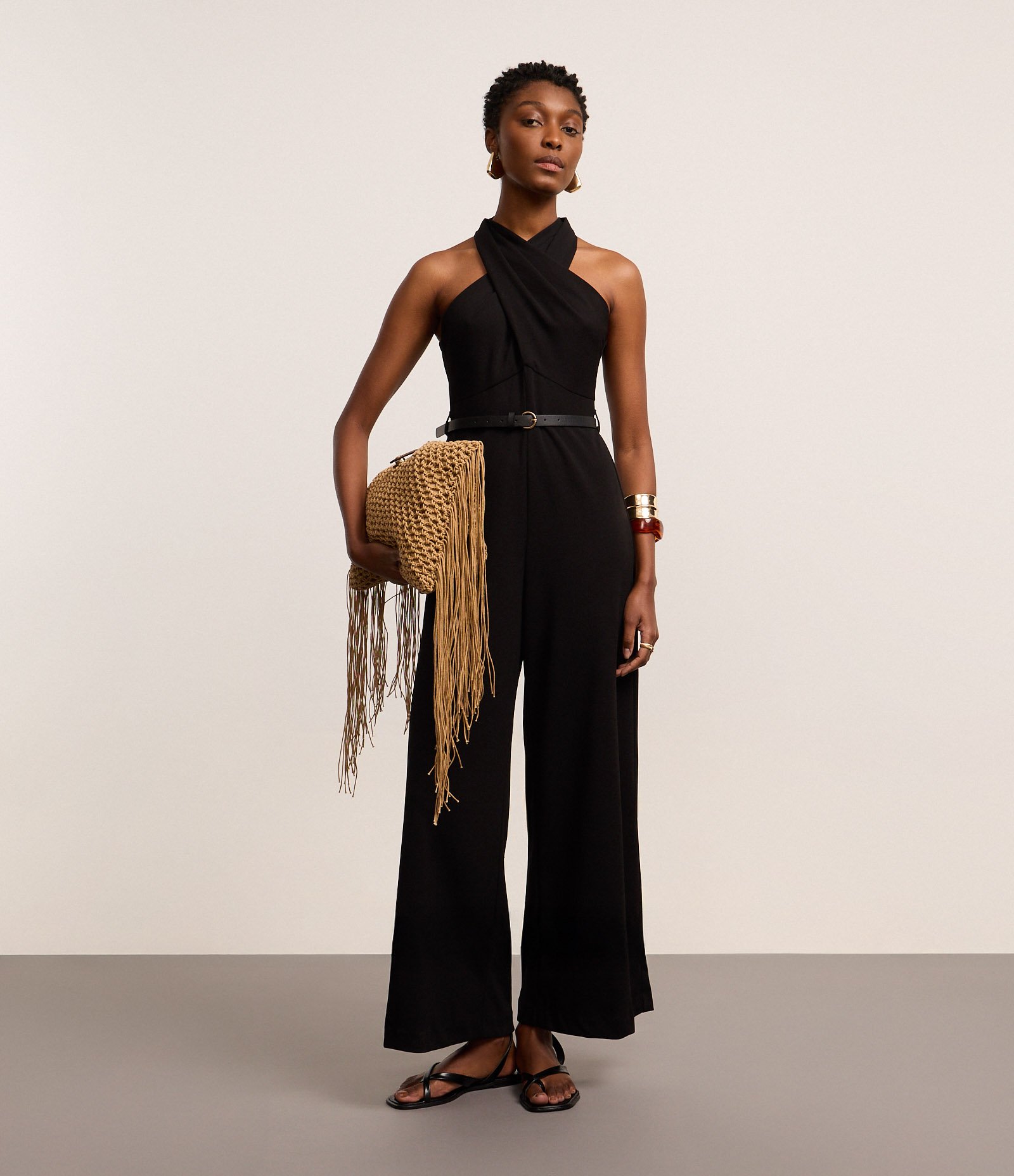 Macacão Frente Único em Crepe com Decote Torcido e Cinto Preto 1