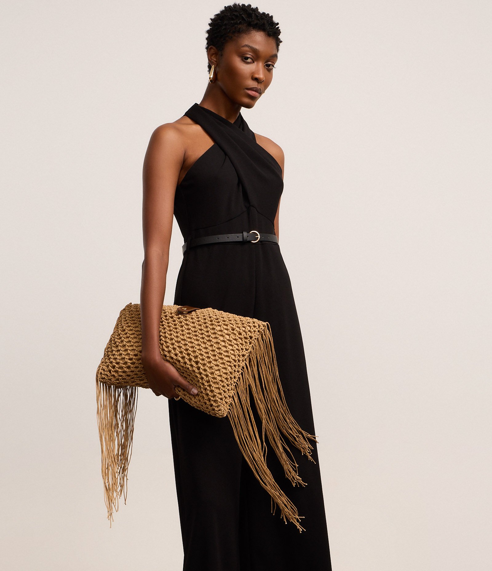 Macacão Frente Único em Crepe com Decote Torcido e Cinto Preto 2