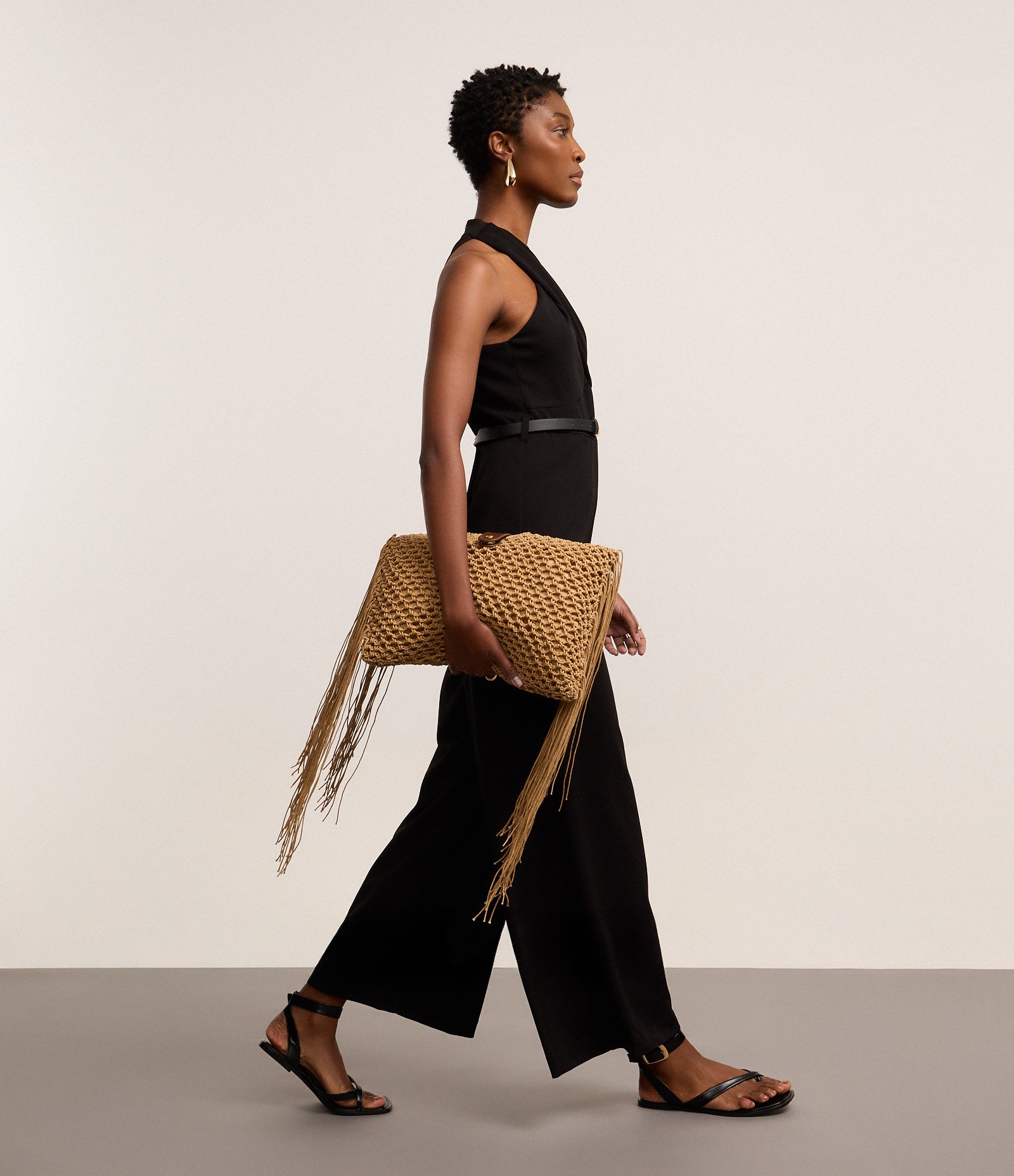 Macacão Frente Único em Crepe com Decote Torcido e Cinto Preto 3