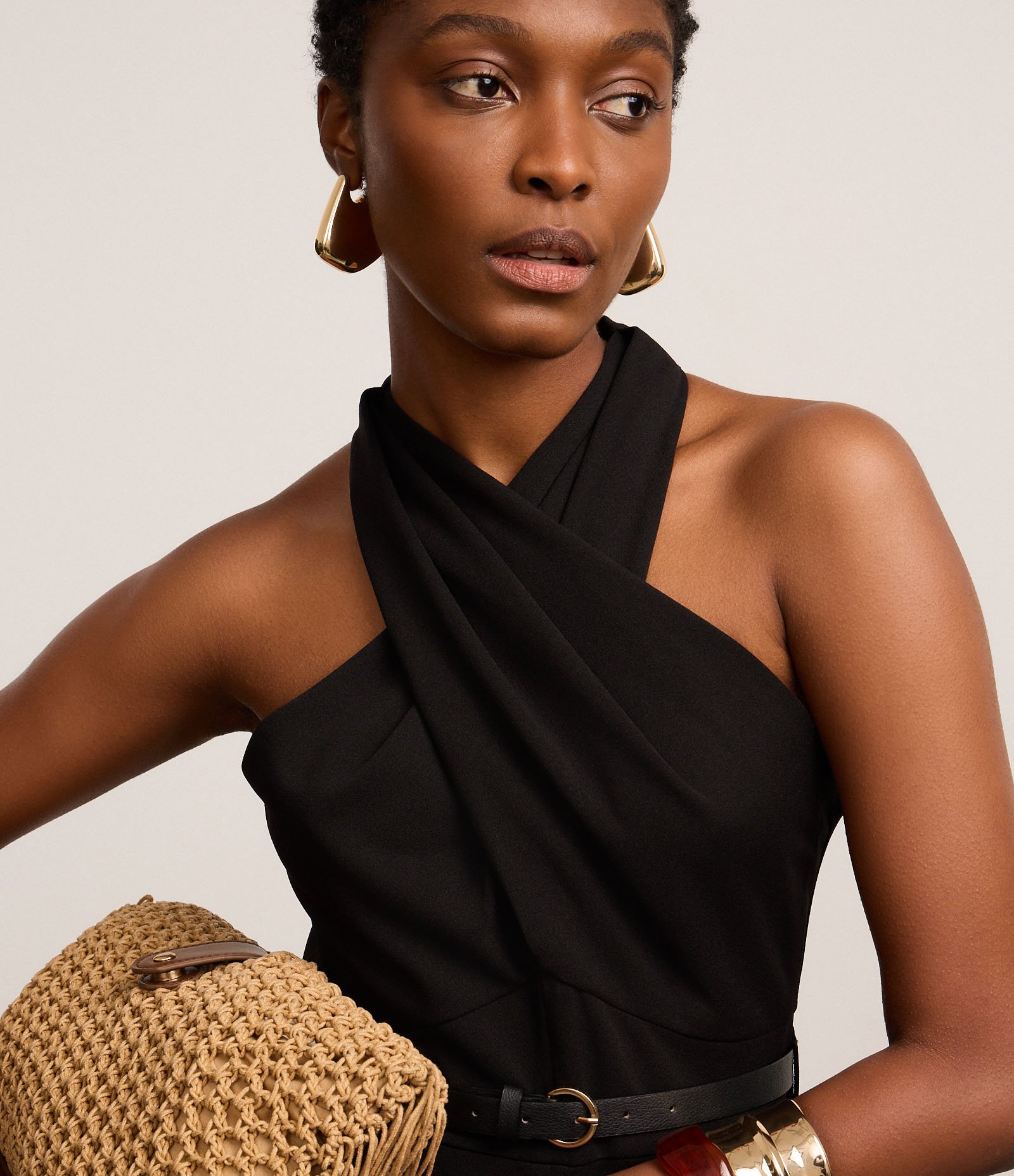 Macacão Frente Único em Crepe com Decote Torcido e Cinto Preto 4