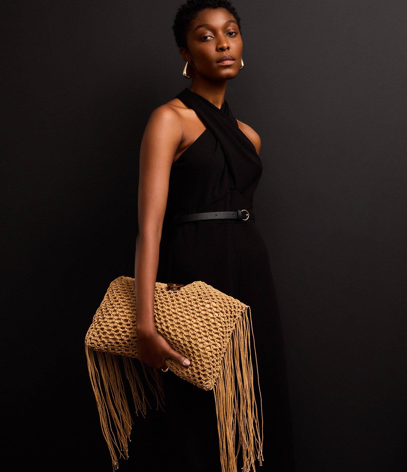 Macacão Frente Único em Crepe com Decote Torcido e Cinto Preto 5