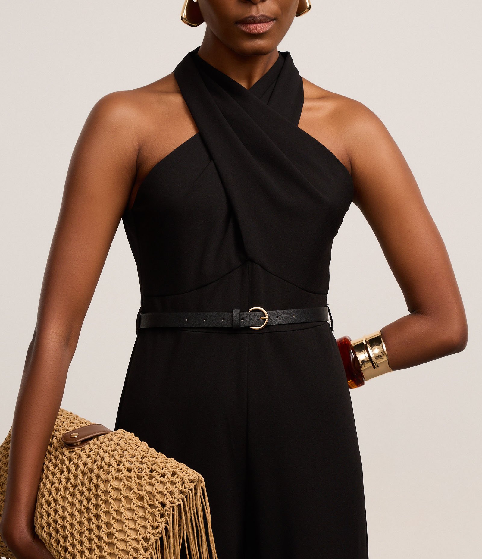 Macacão Frente Único em Crepe com Decote Torcido e Cinto Preto 7