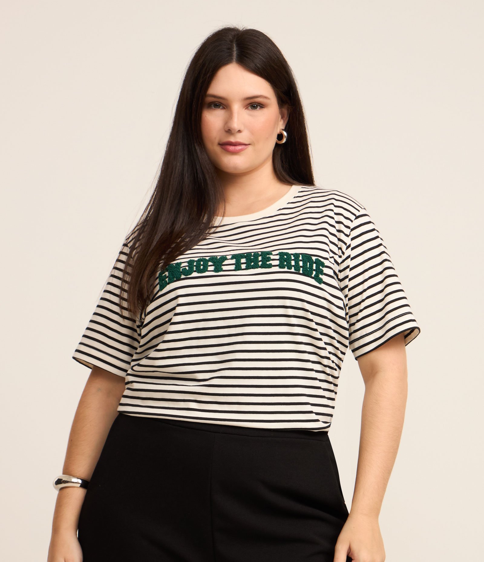 Camiseta Listrada e Aplicação de Chenille Curve & Plus Size Preto/Branco 1