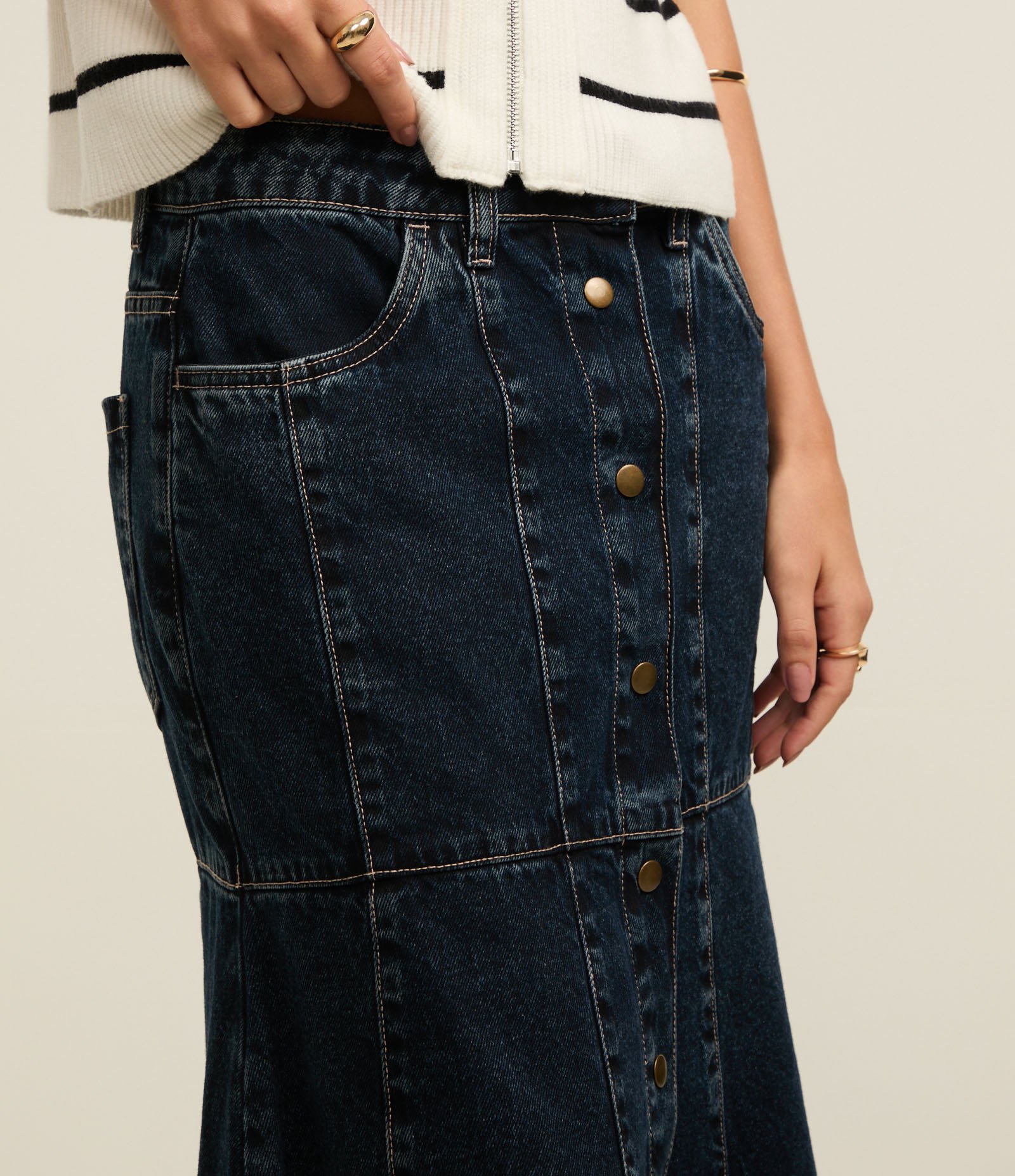 Saia Midi Jeans com Abotoamento Frontal e Recortes Azul Escuro 4