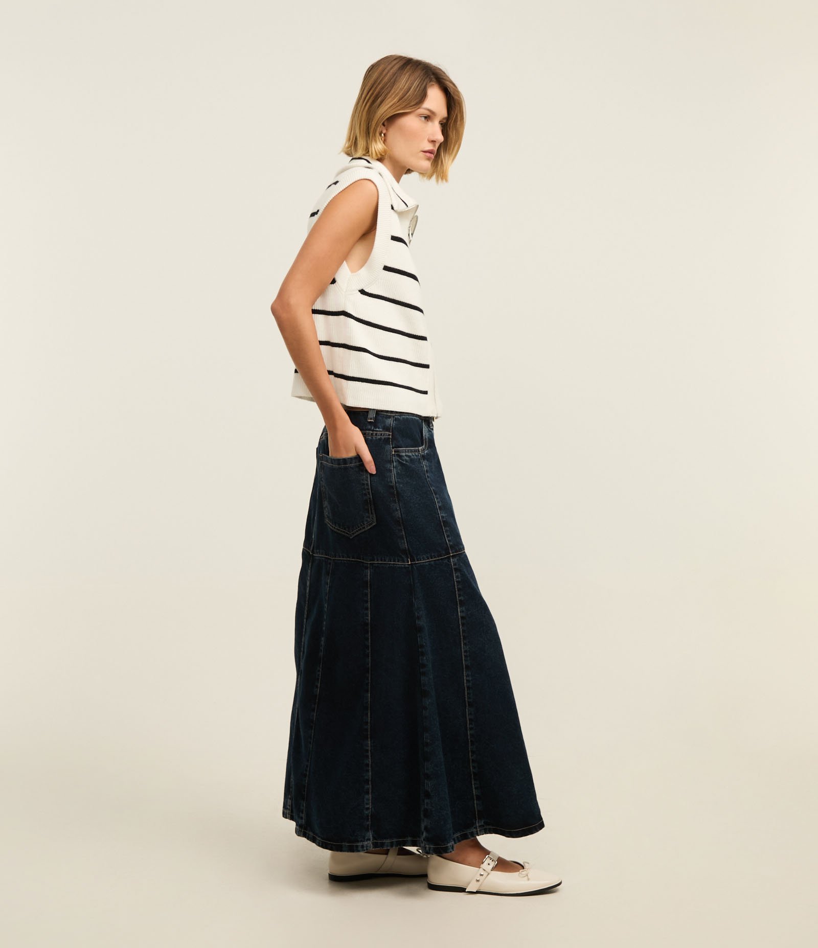 Saia Midi Jeans com Abotoamento Frontal e Recortes Azul Escuro 5