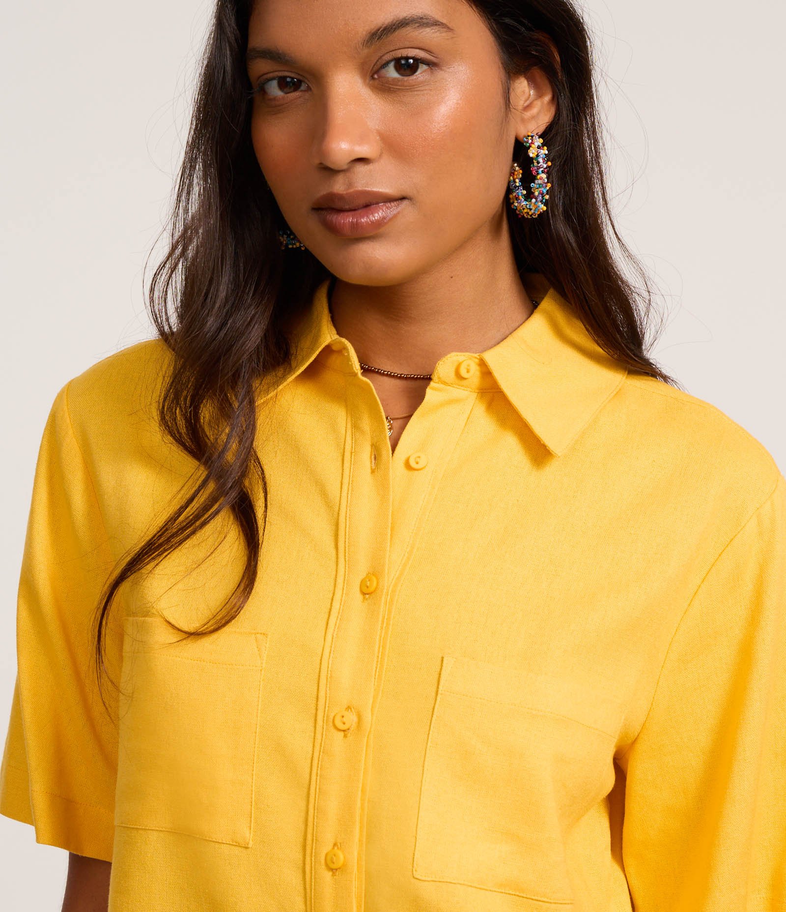Camisa Curta com Bolsos e Botões Frontais Amarelo 3