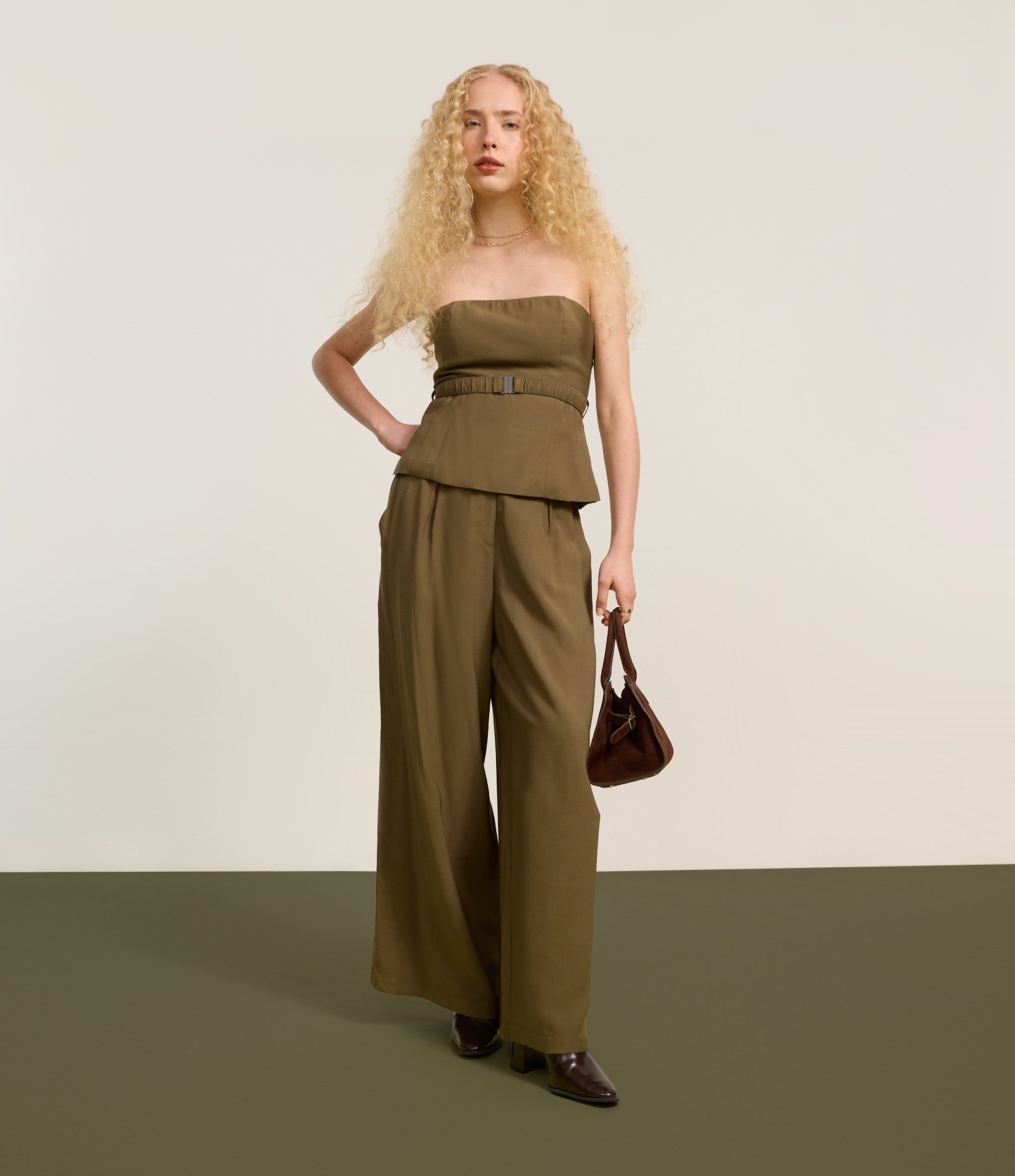 Calça Pantalona em Crepe com Pregas e Fechamento Deslocado Verde 6