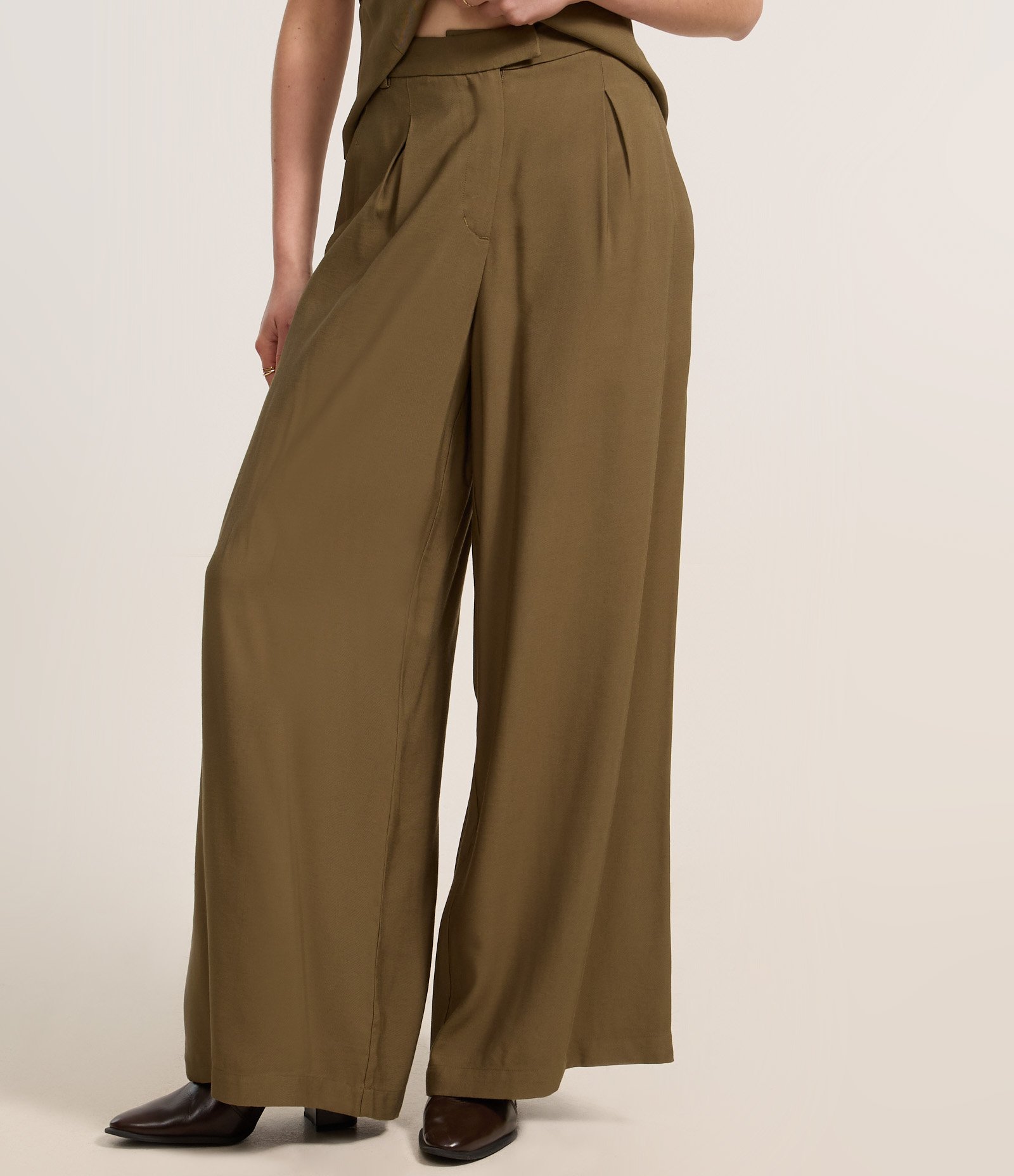 Calça Pantalona em Crepe com Pregas e Fechamento Deslocado Verde 3