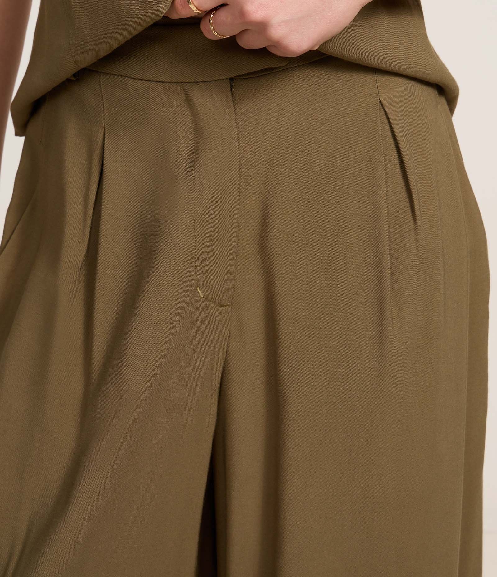 Calça Pantalona em Crepe com Pregas e Fechamento Deslocado Verde 4