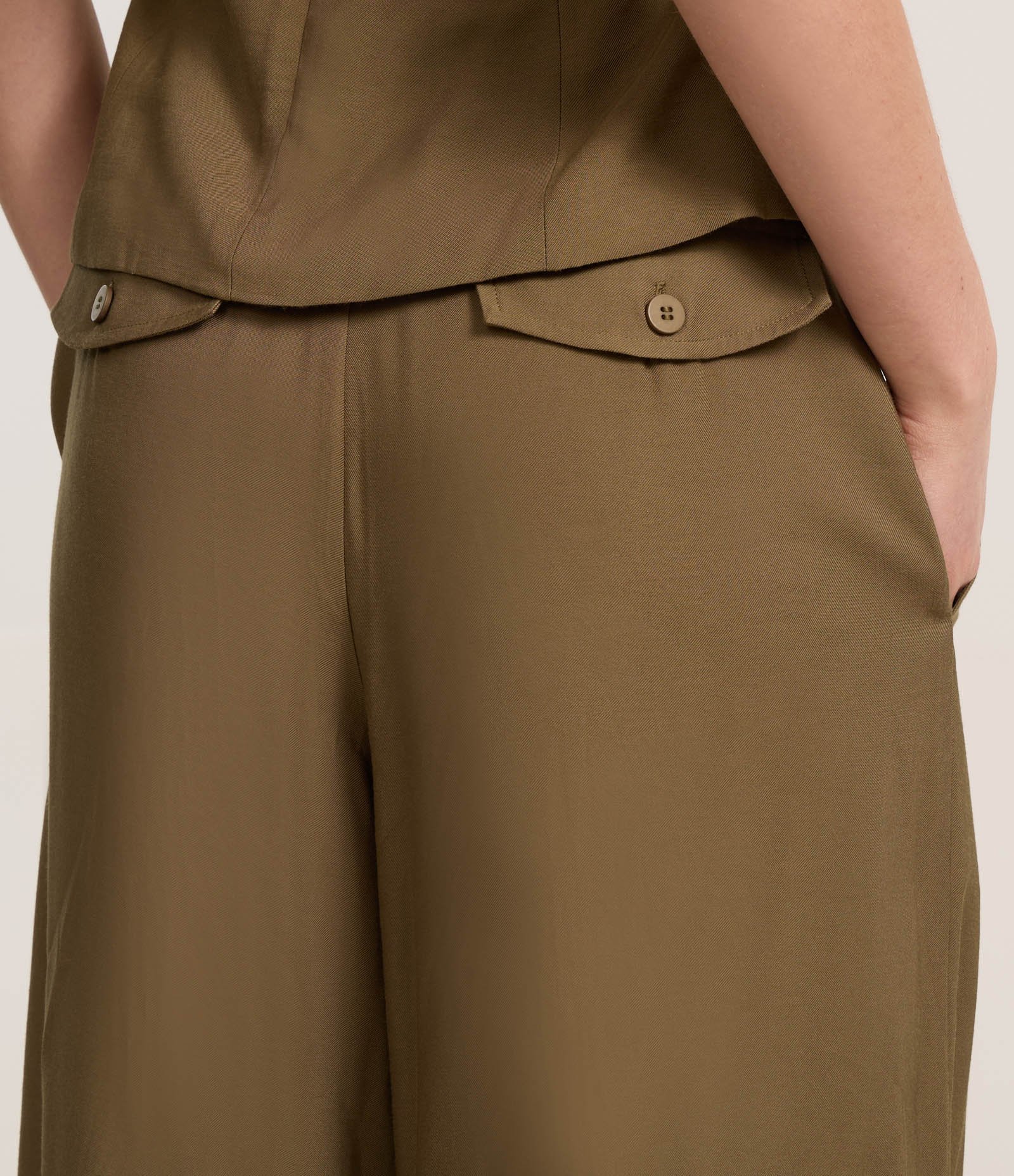 Calça Pantalona em Crepe com Pregas e Fechamento Deslocado Verde 5