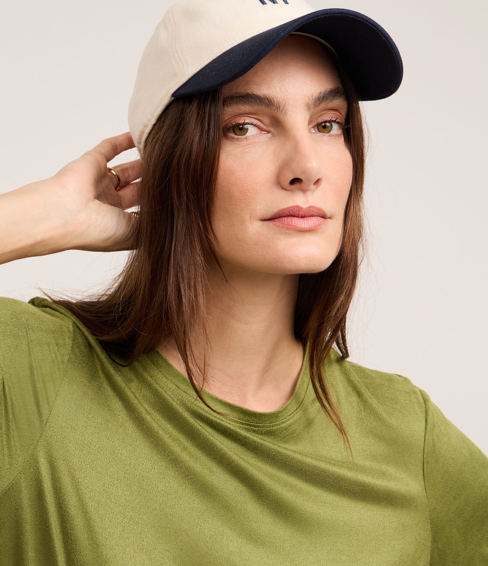 Blusa em Suede com Gola Redonda e Manga Curta Verde Oliva 3