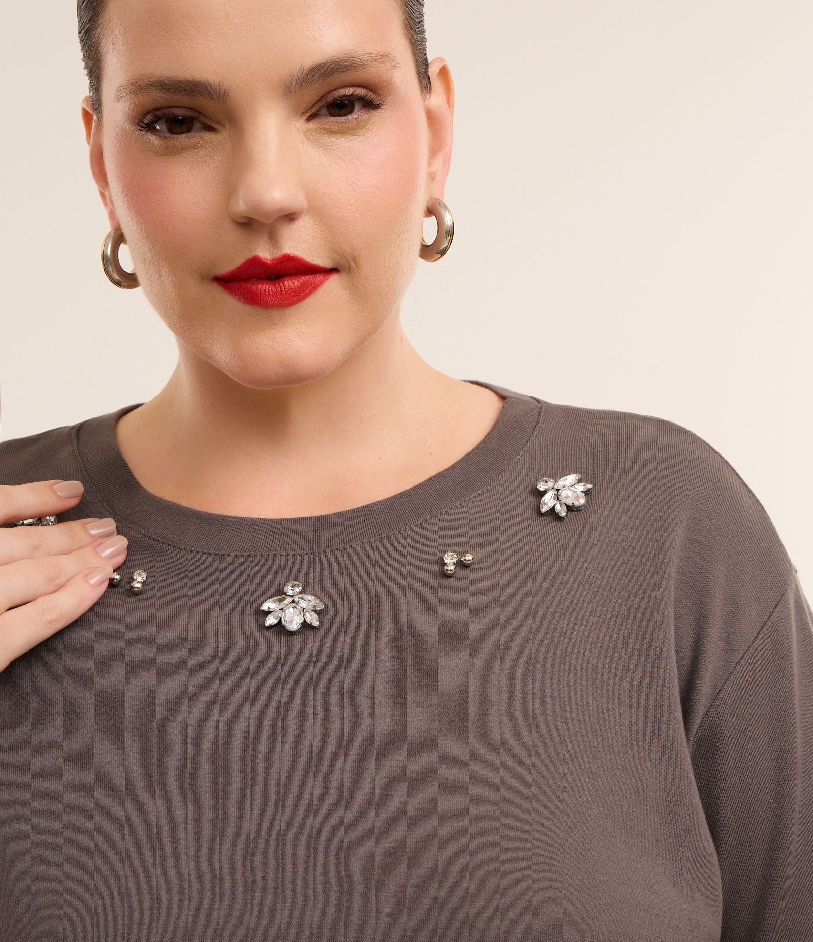 Blusa em Ribana com Chatons na Gola Curve & Plus Size Cinza 1