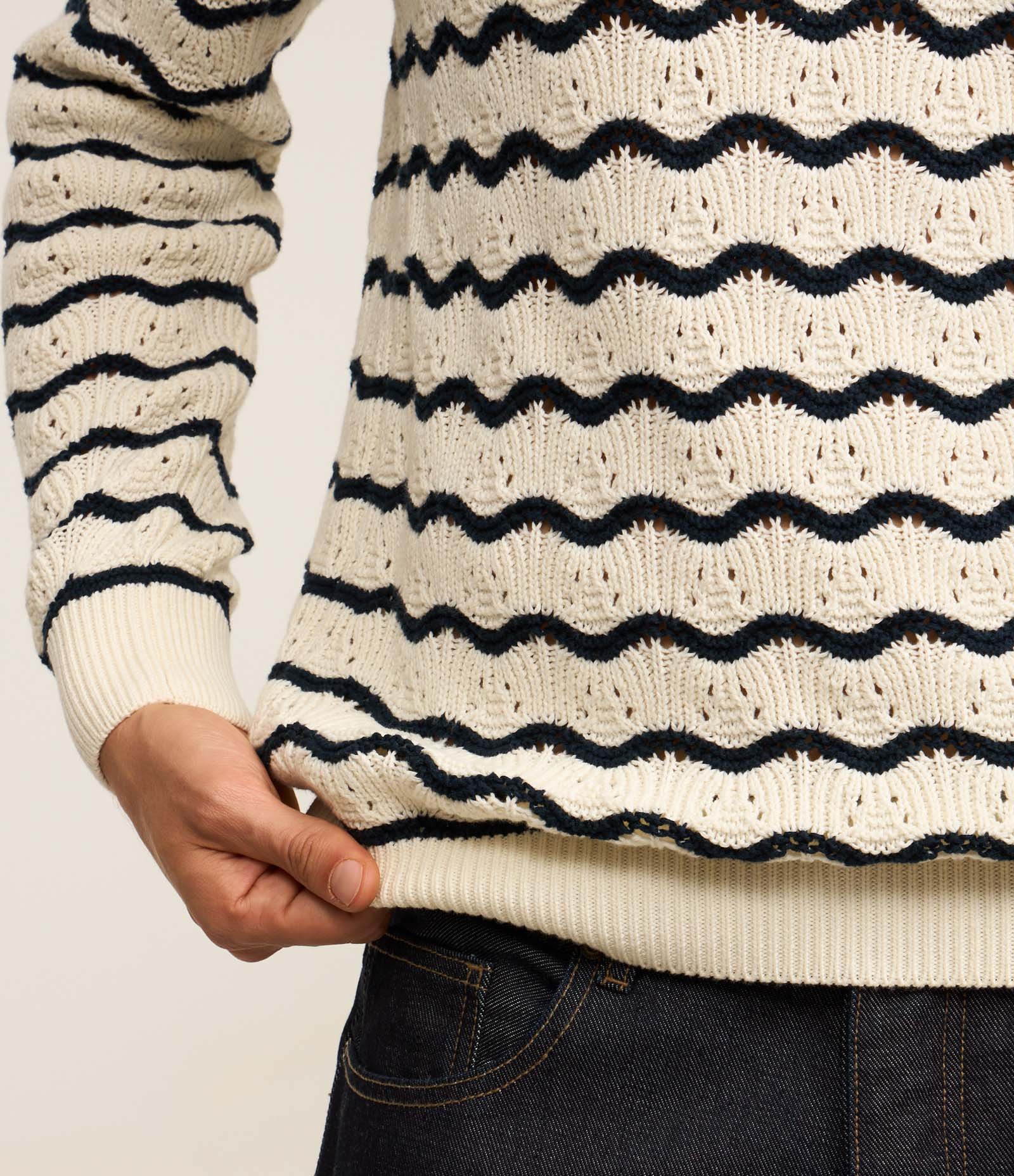 Suéter em Algodão com Textura de Ondas e Furinhos Bege 3