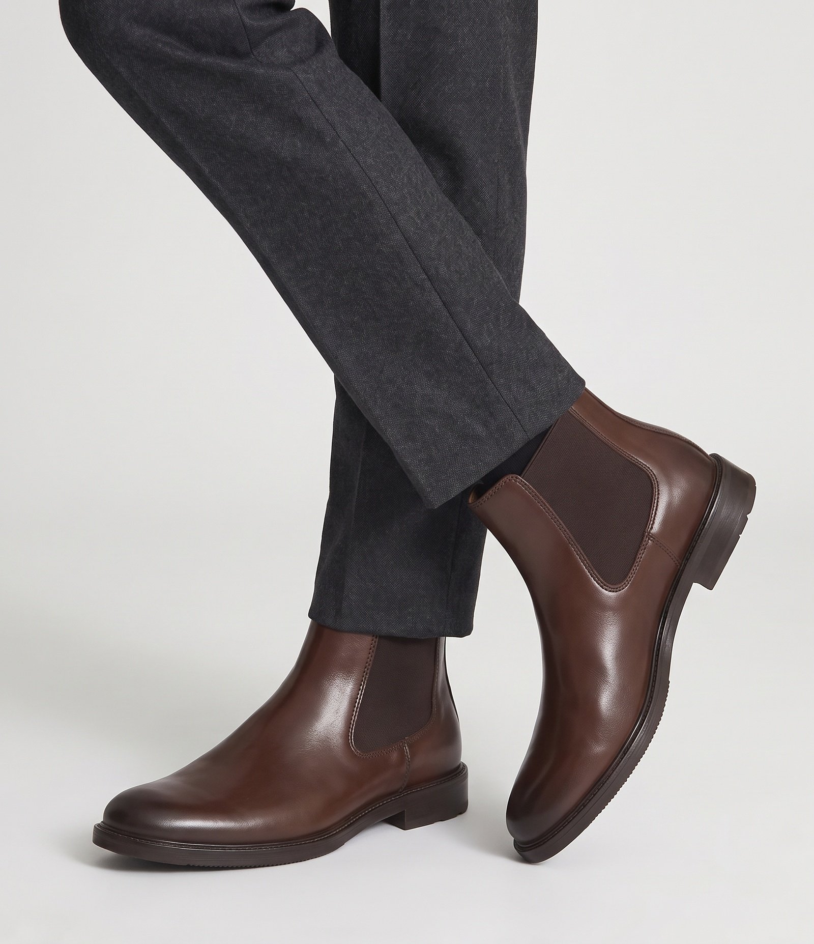 Bota em Material Sintético com Cano Médio Marrom 1